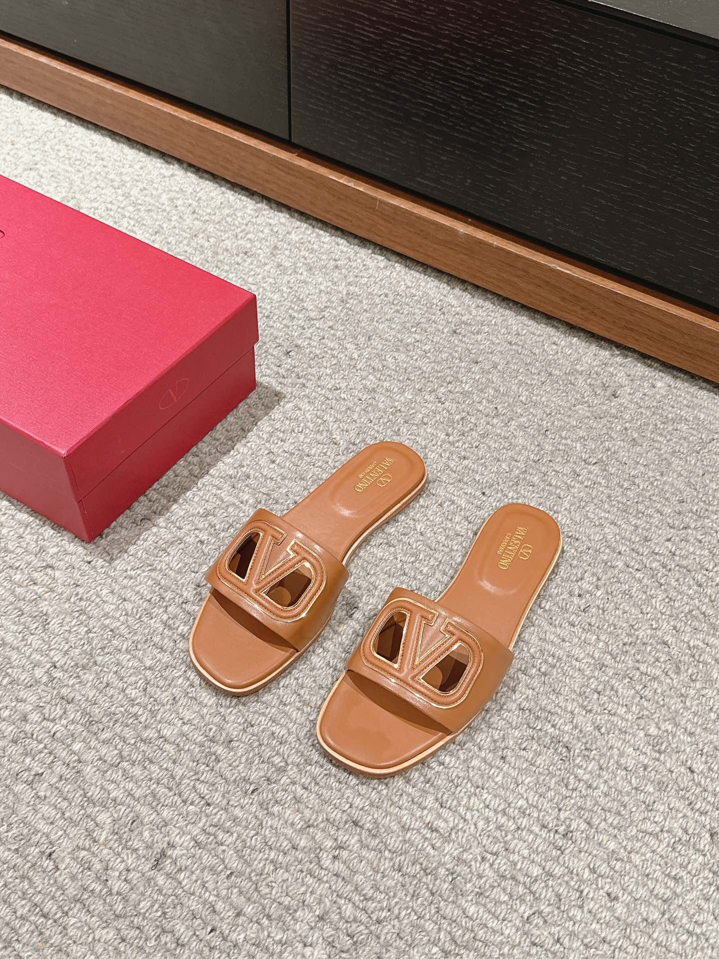 VLOGO CUT-OUT BRONZE BROWN CALFSKIN SLIDE SANDAL - Image 2