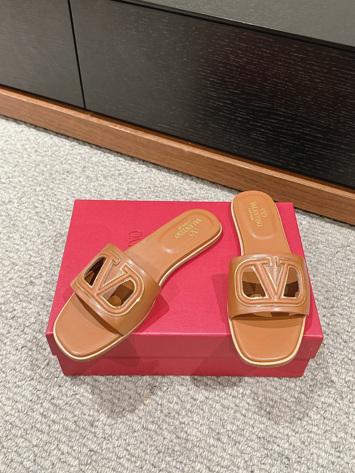 VLOGO CUT-OUT BRONZE BROWN CALFSKIN SLIDE SANDAL - Image 3