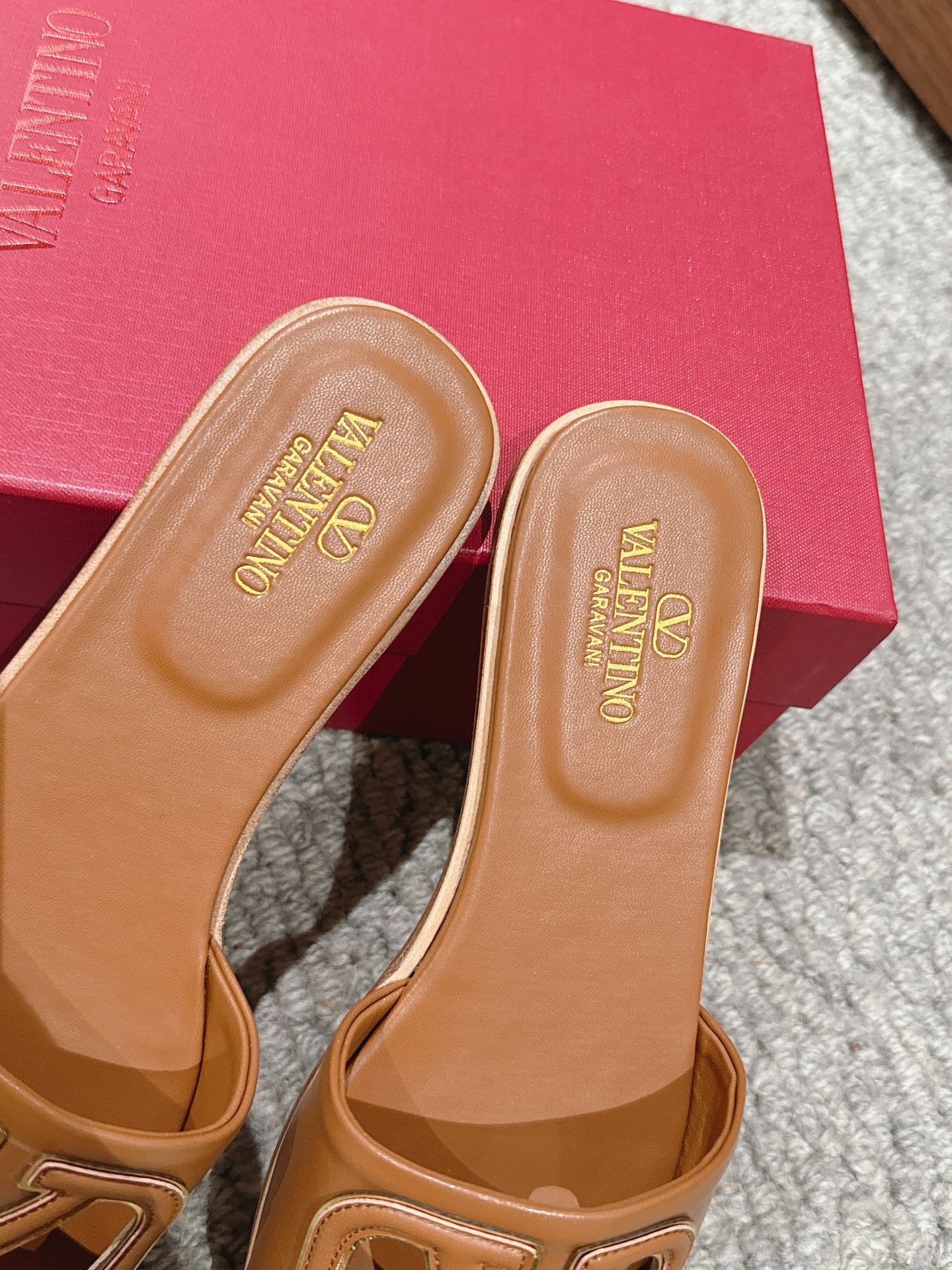 VLOGO CUT-OUT BRONZE BROWN CALFSKIN SLIDE SANDAL - Image 8
