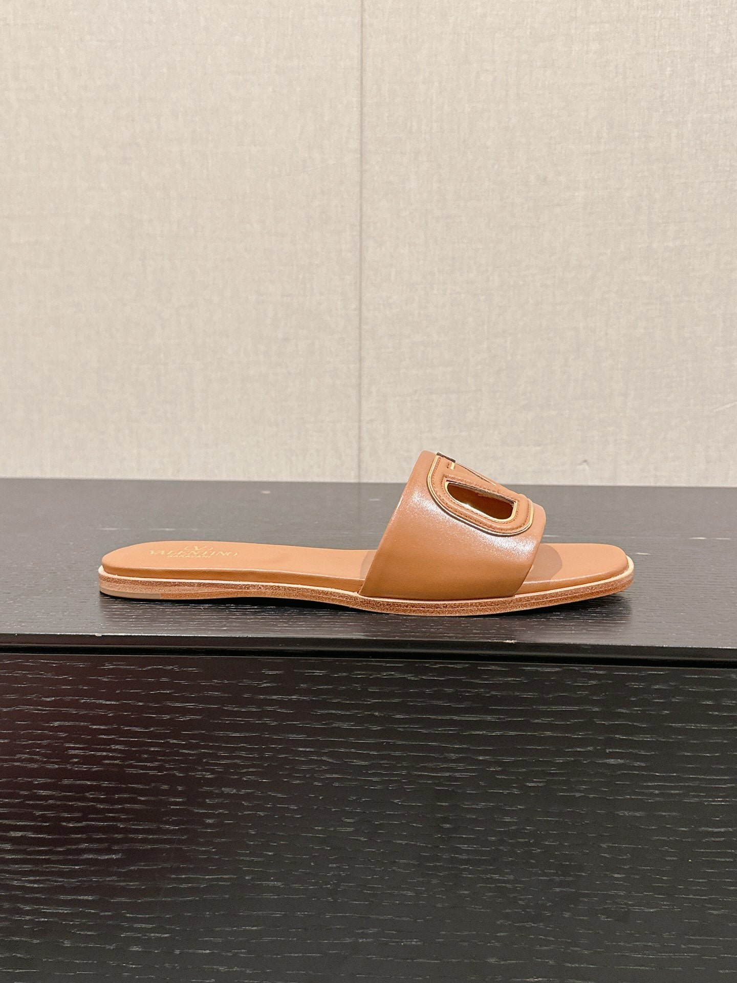 VLOGO CUT-OUT BRONZE BROWN CALFSKIN SLIDE SANDAL - Image 4