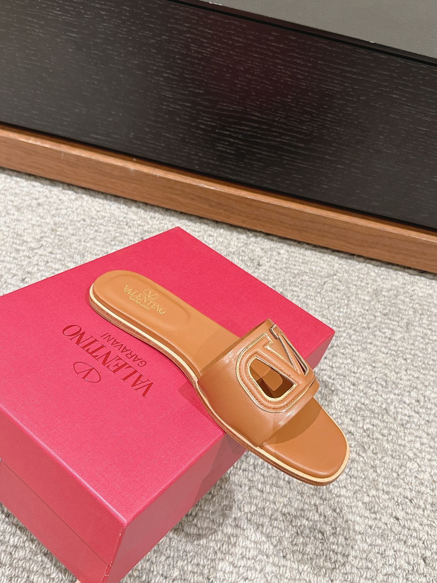 VLOGO CUT-OUT BRONZE BROWN CALFSKIN SLIDE SANDAL - Image 5