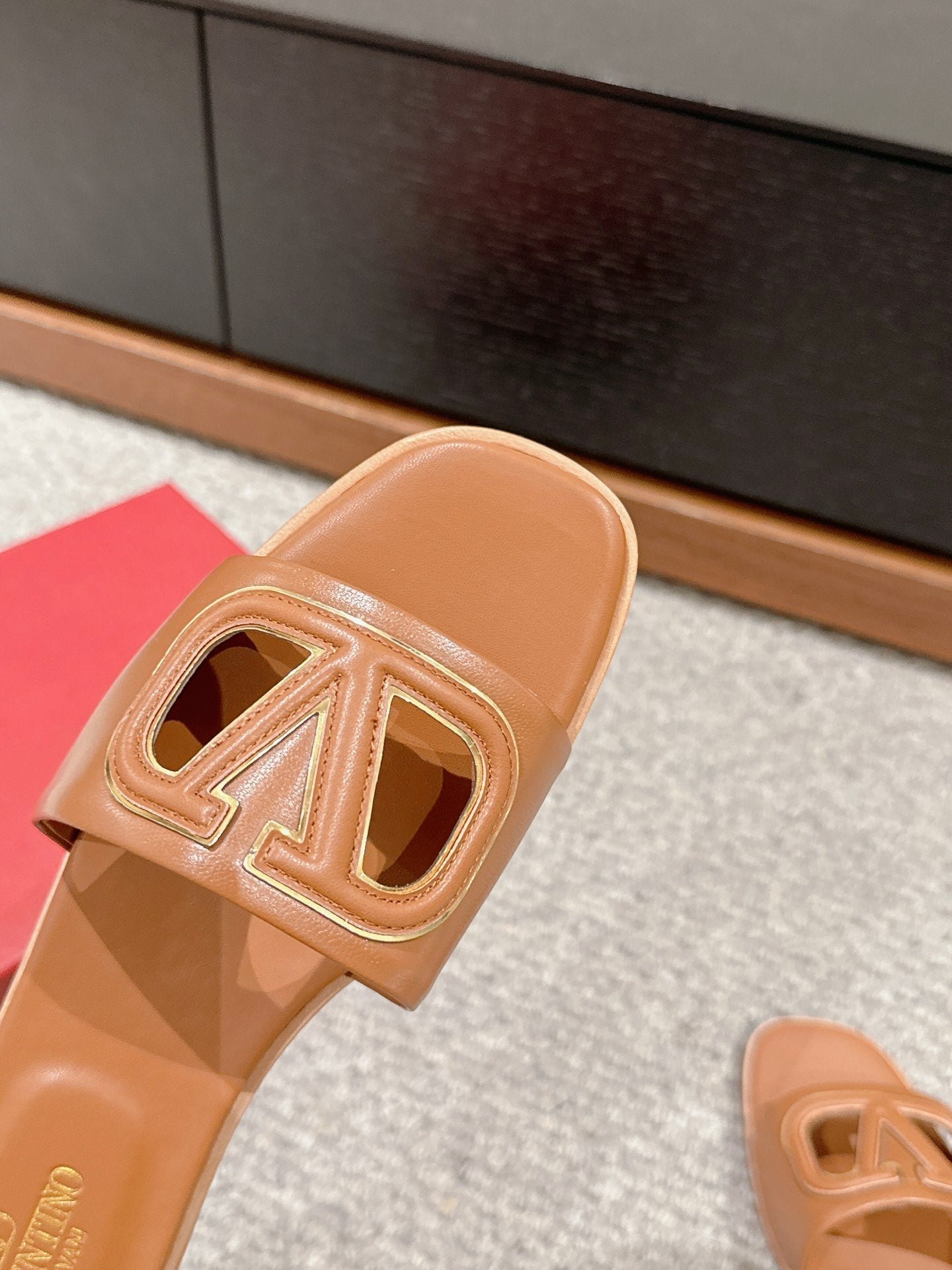VLOGO CUT-OUT BRONZE BROWN CALFSKIN SLIDE SANDAL - Image 7