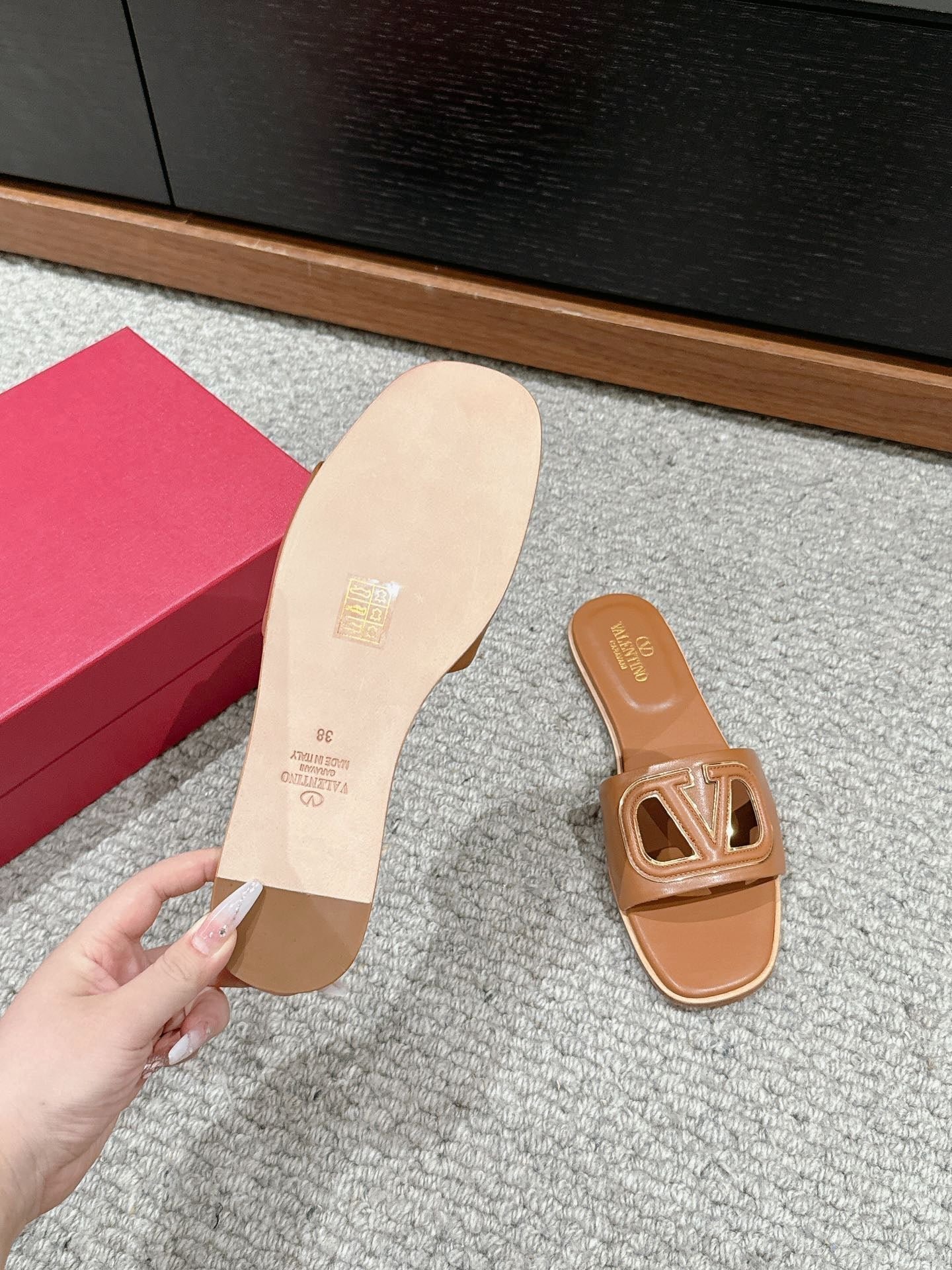 VLOGO CUT-OUT BRONZE BROWN CALFSKIN SLIDE SANDAL - Image 9