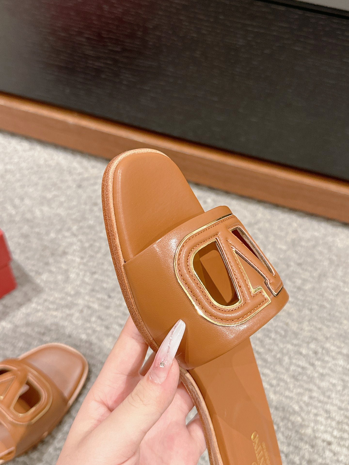 VLOGO CUT-OUT BRONZE BROWN CALFSKIN SLIDE SANDAL - Image 6