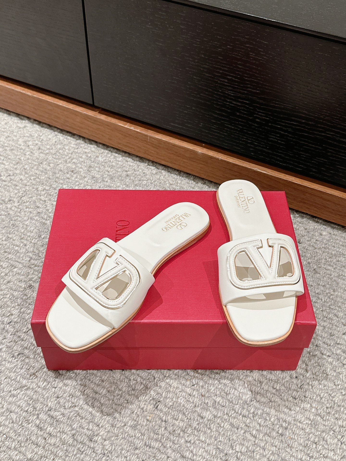 VLOGO CUT-OUT WHITE CALFSKIN SLIDE SANDAL - Image 2