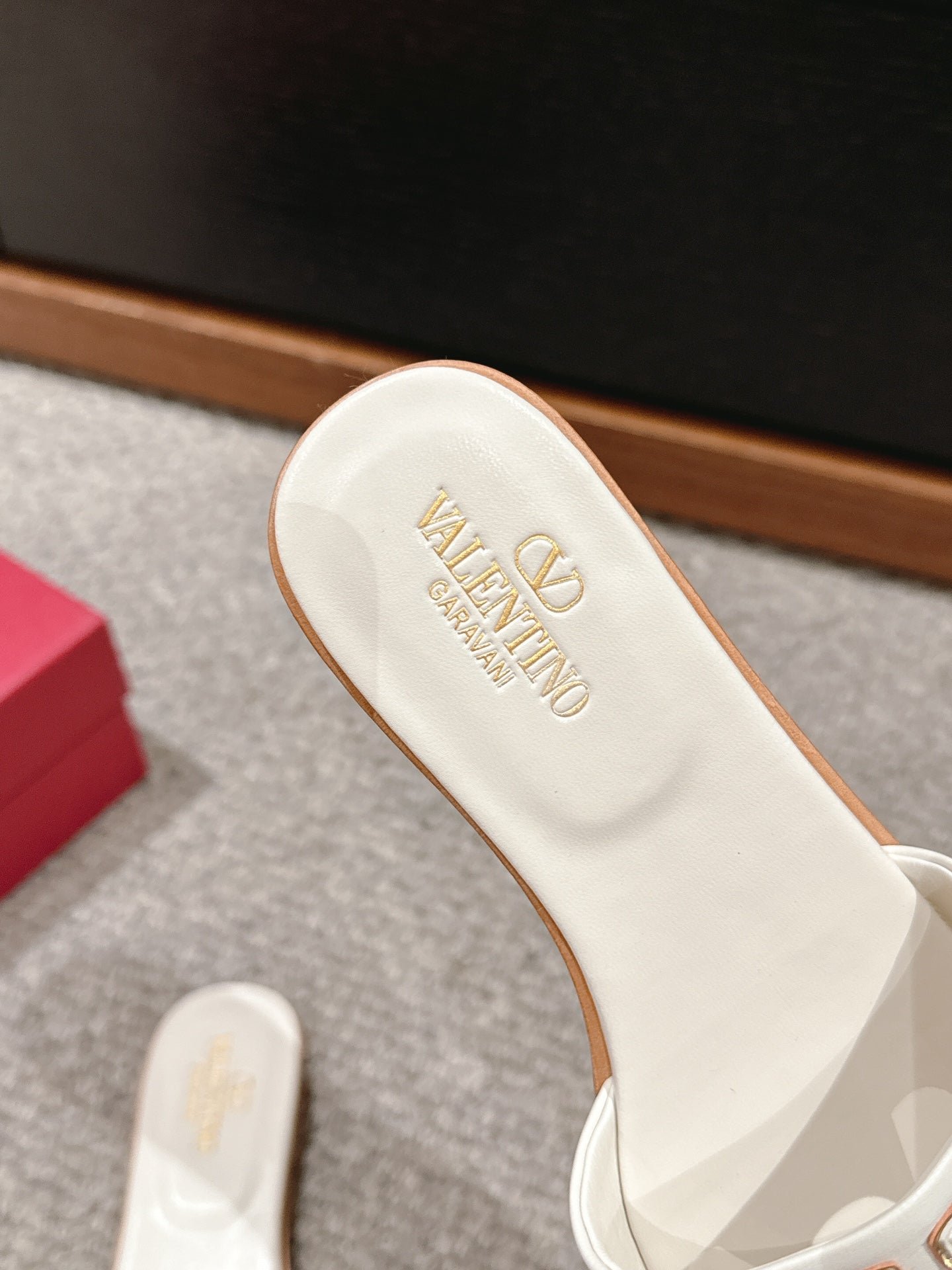 VLOGO CUT-OUT WHITE CALFSKIN SLIDE SANDAL - Image 8