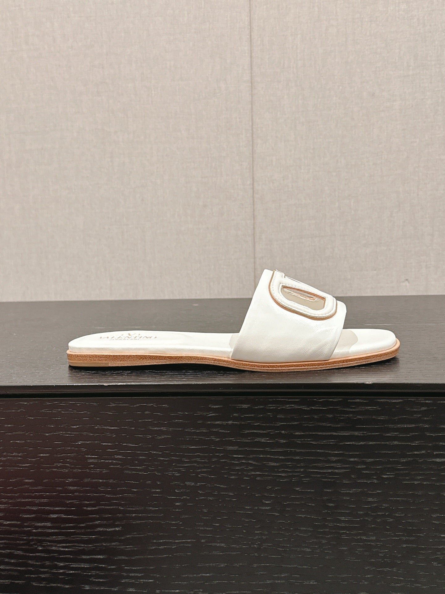VLOGO CUT-OUT WHITE CALFSKIN SLIDE SANDAL - Image 5