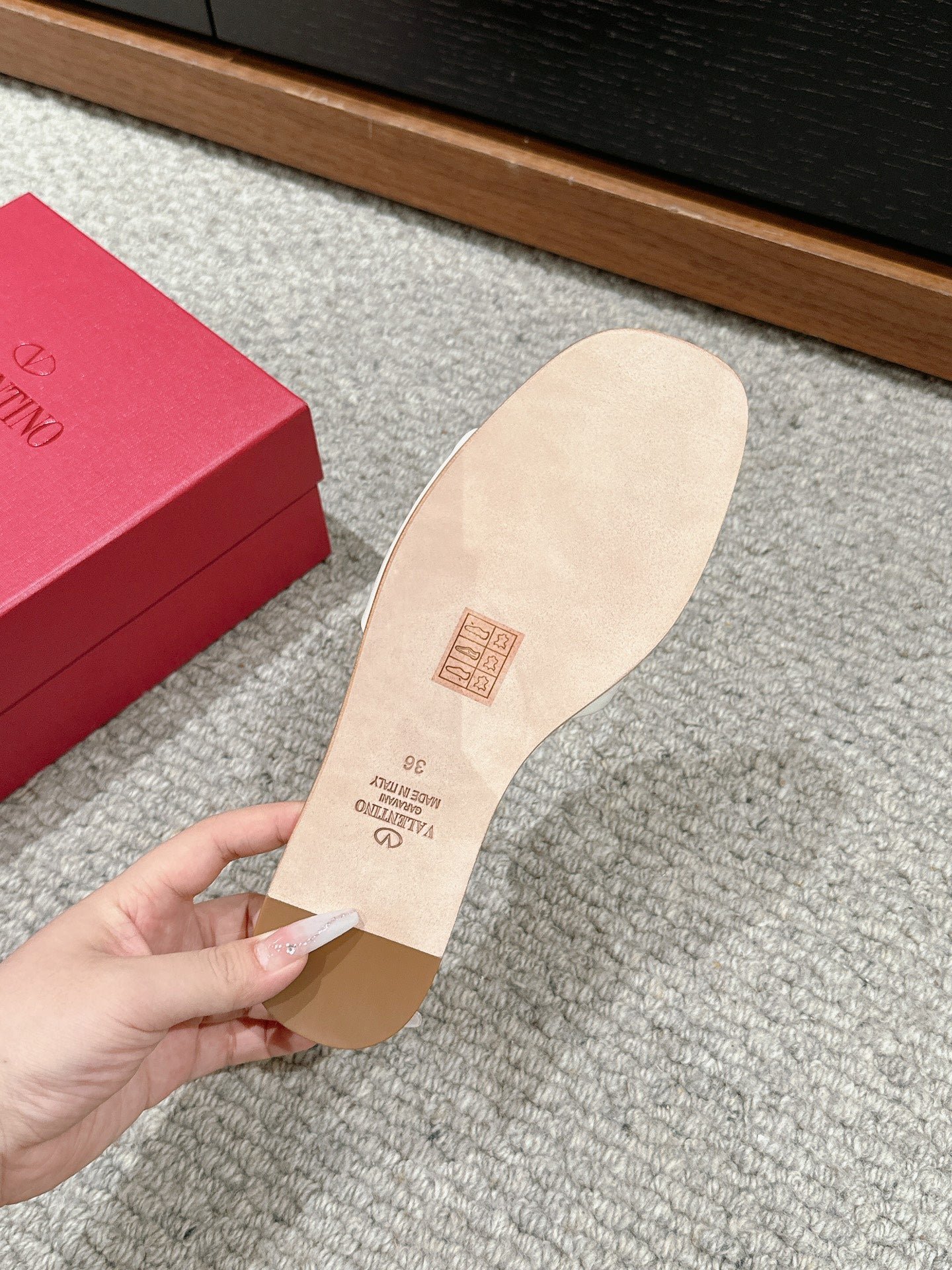 VLOGO CUT-OUT WHITE CALFSKIN SLIDE SANDAL - Image 9