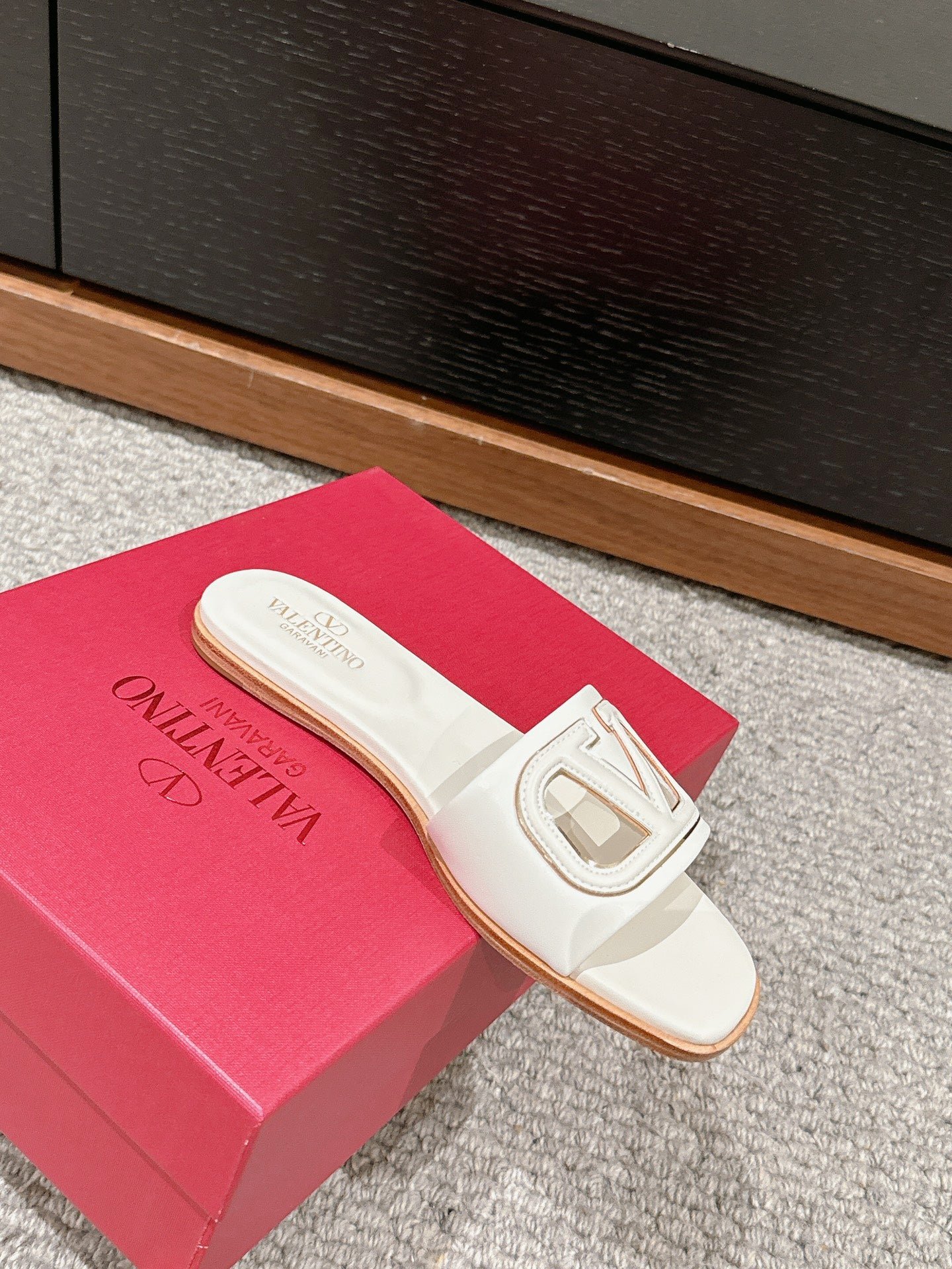 VLOGO CUT-OUT WHITE CALFSKIN SLIDE SANDAL - Image 4