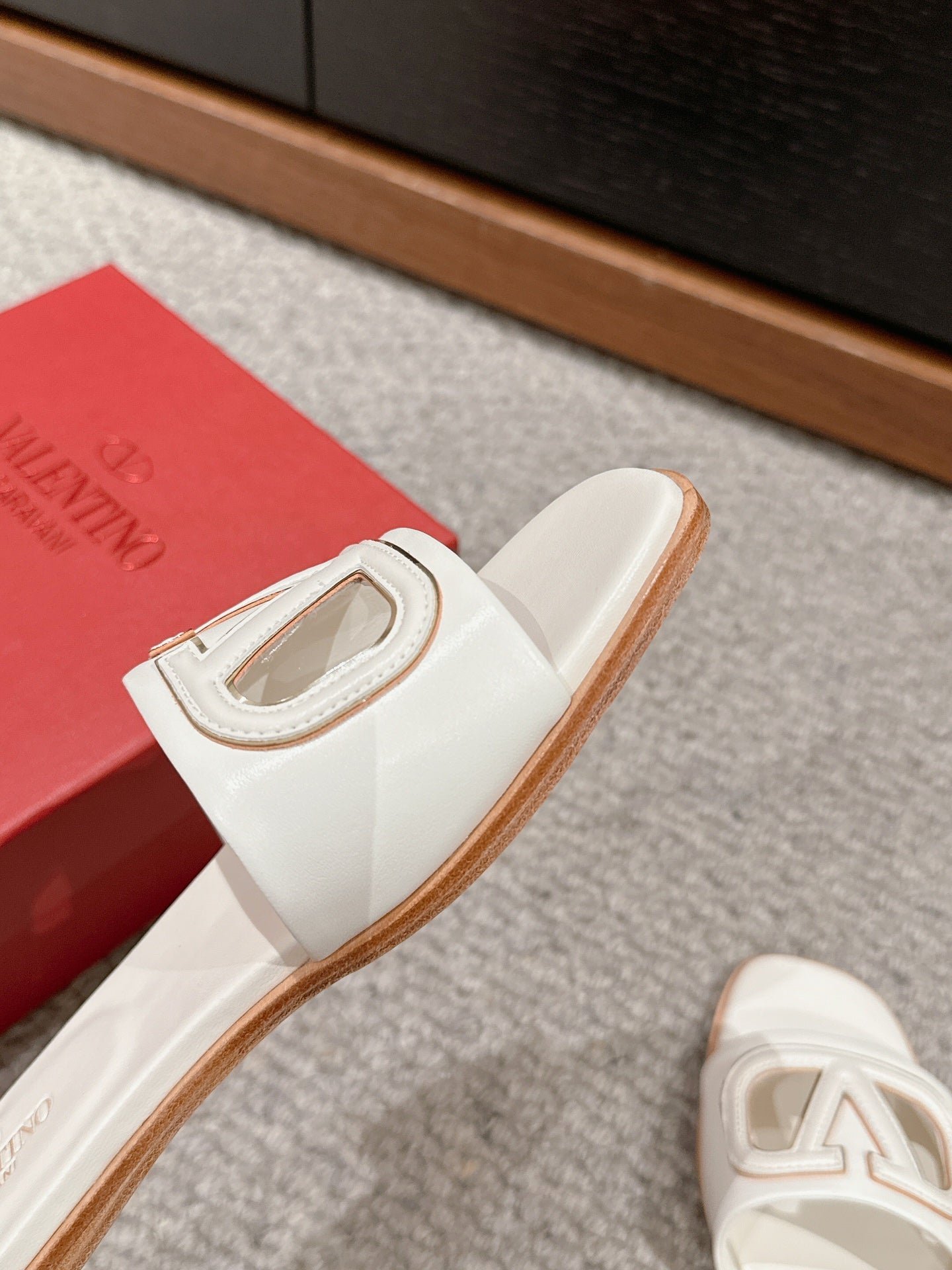 VLOGO CUT-OUT WHITE CALFSKIN SLIDE SANDAL - Image 6