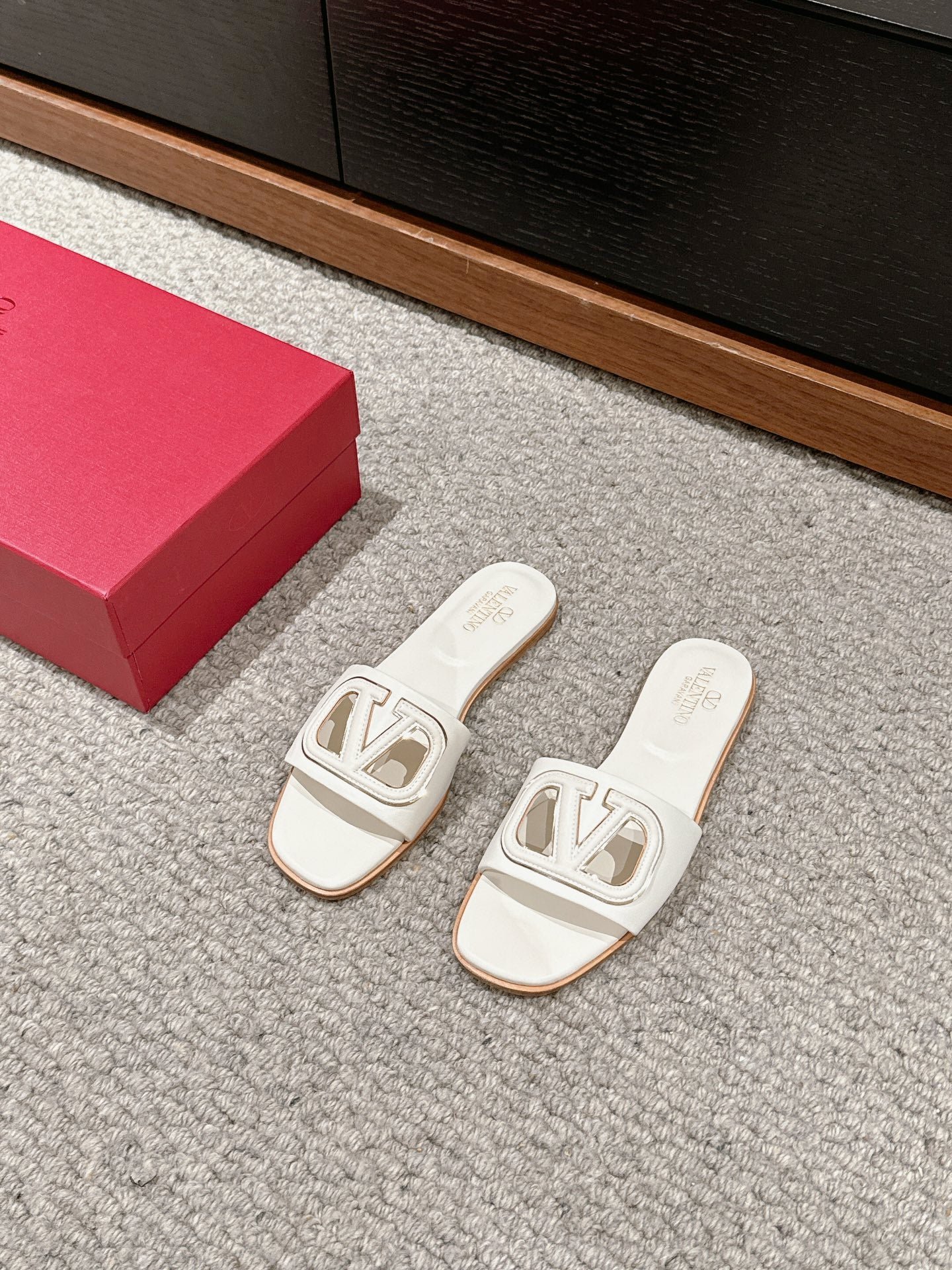 VLOGO CUT-OUT WHITE CALFSKIN SLIDE SANDAL - Image 3