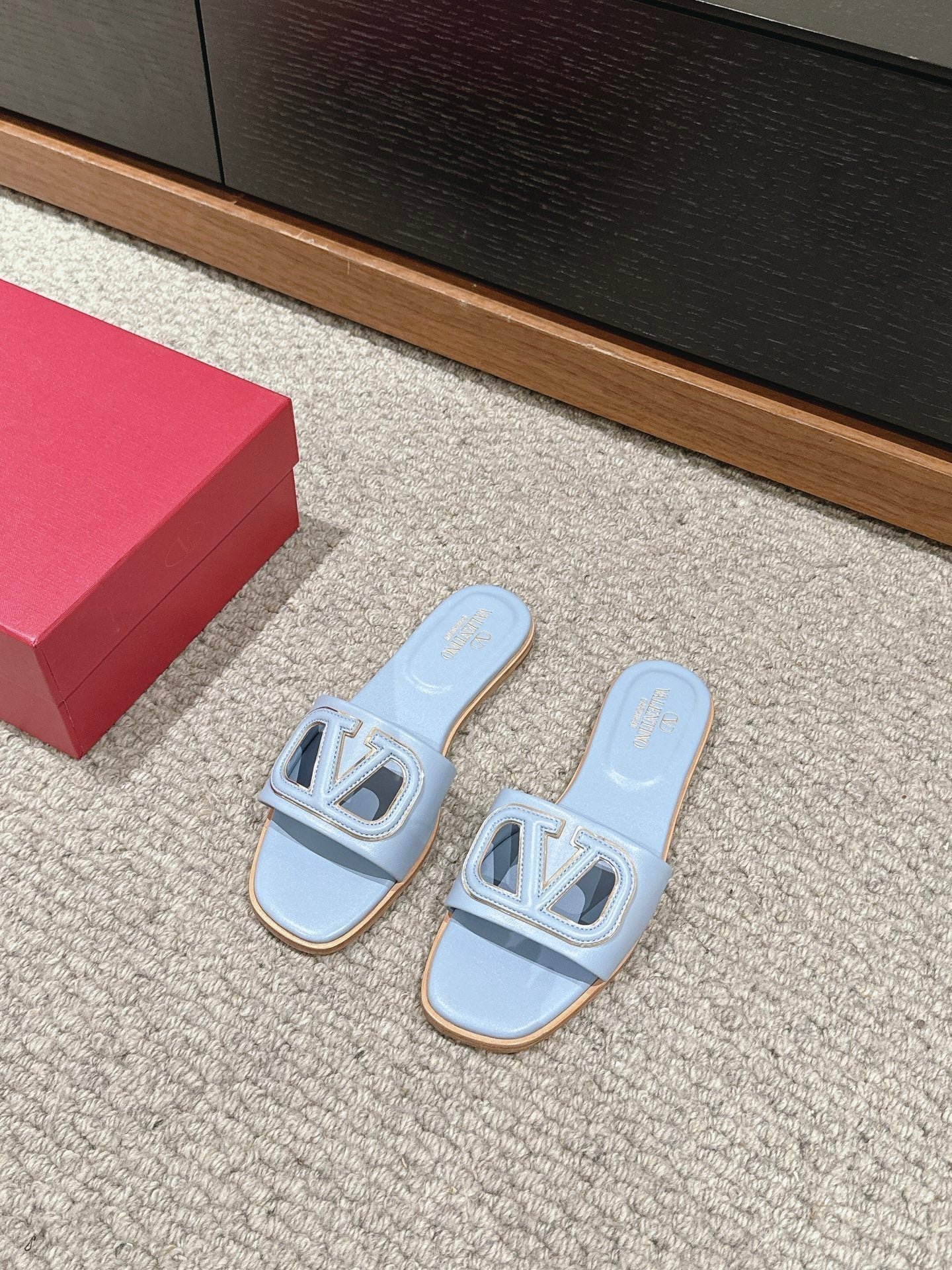 VLOGO CUT-OUT LIGHT BLUE CALFSKIN SLIDE SANDAL - Image 2
