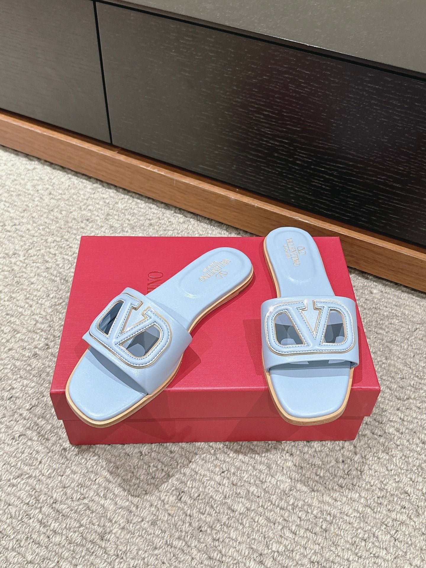 VLOGO CUT-OUT LIGHT BLUE CALFSKIN SLIDE SANDAL - Image 3
