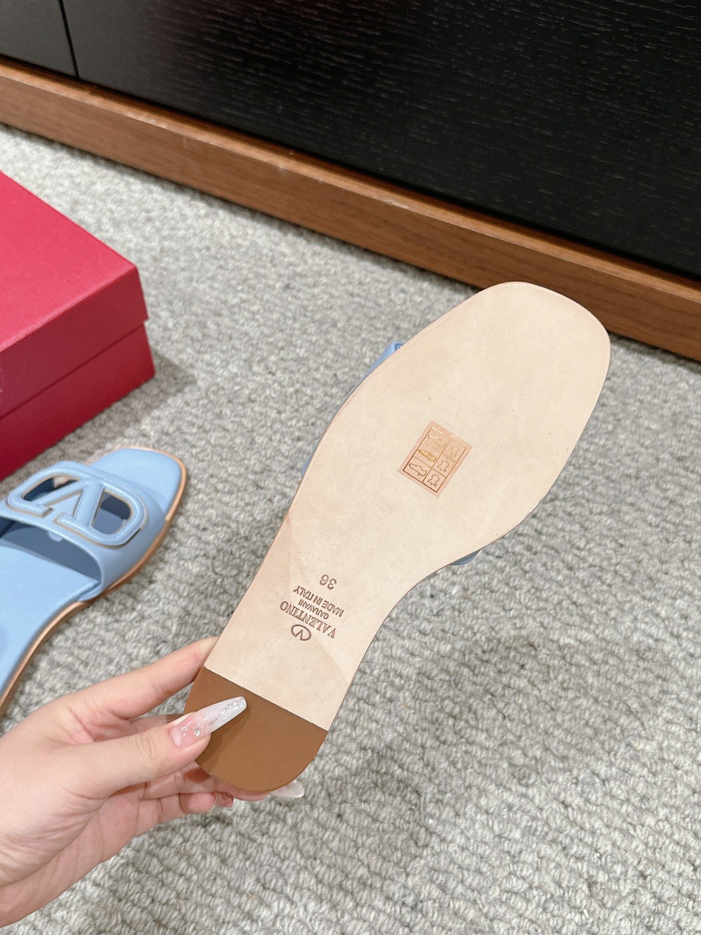 VLOGO CUT-OUT LIGHT BLUE CALFSKIN SLIDE SANDAL - Image 9