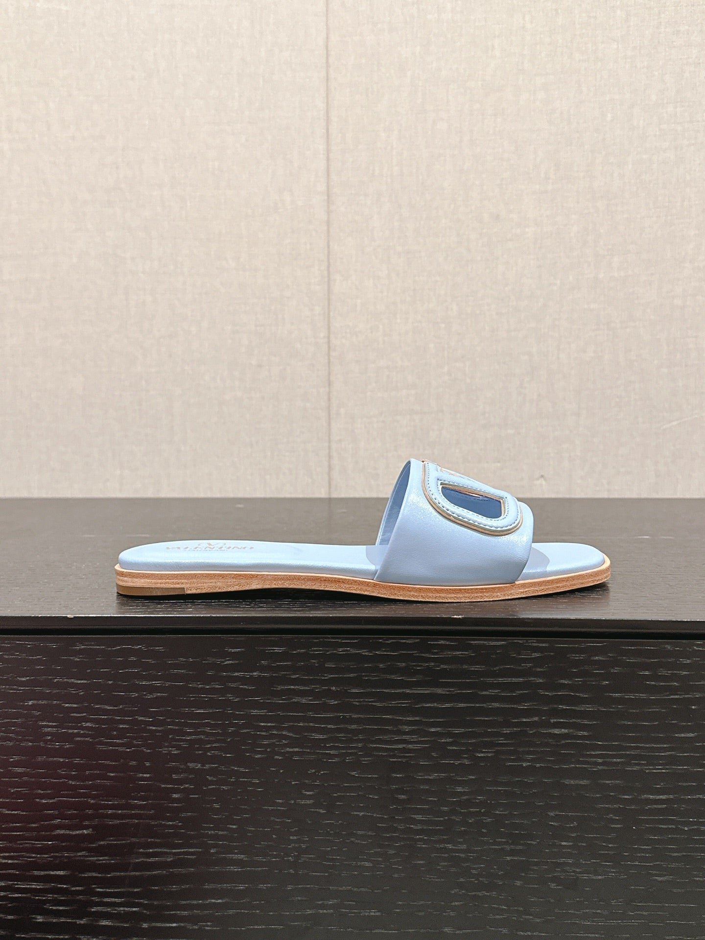 VLOGO CUT-OUT LIGHT BLUE CALFSKIN SLIDE SANDAL - Image 4