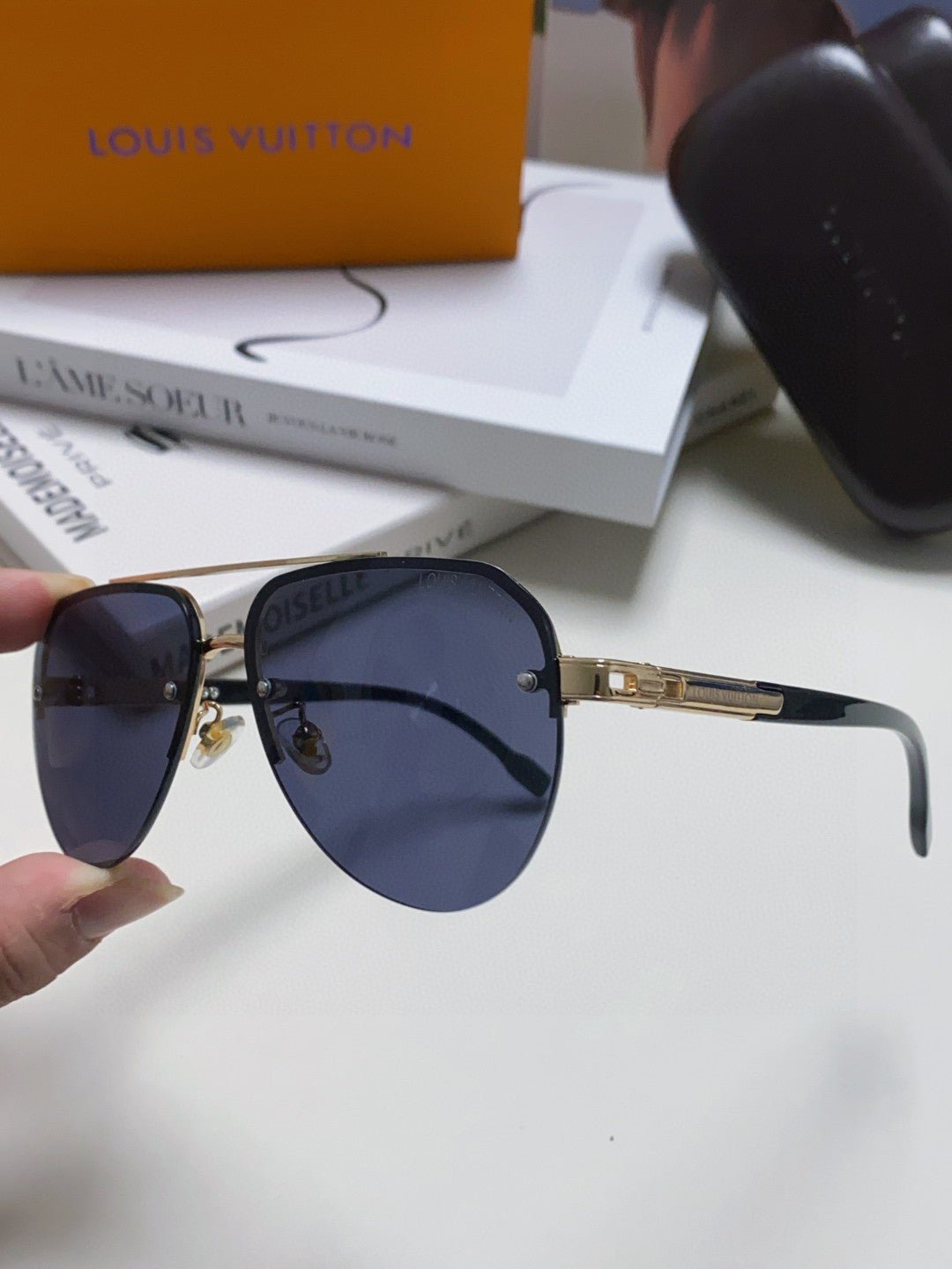 PILOT SUNGLASSES 582592 IN GOLD METAL BLACK LENSES - Image 4