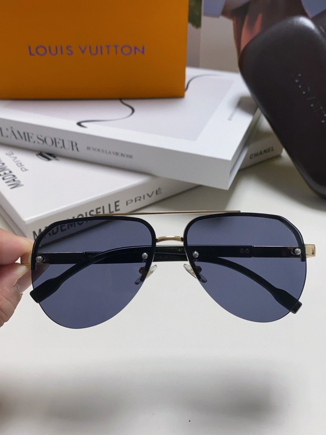 PILOT SUNGLASSES 582592 IN GOLD METAL BLACK LENSES - Image 5