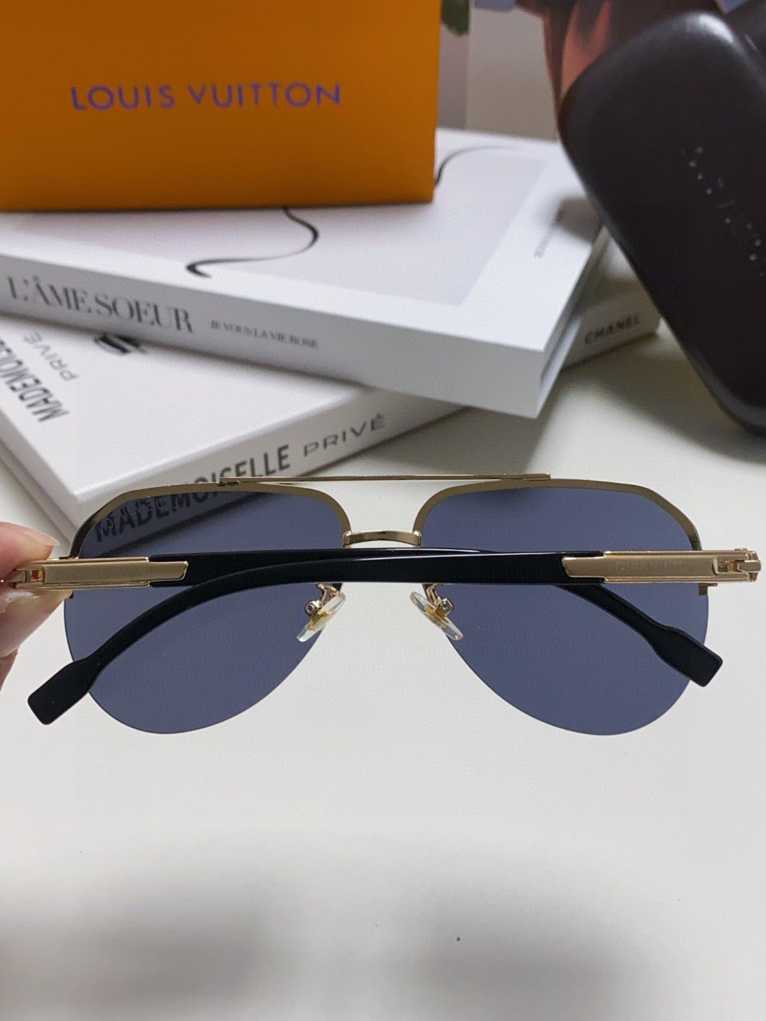 PILOT SUNGLASSES 582592 IN GOLD METAL BLACK LENSES - Image 6