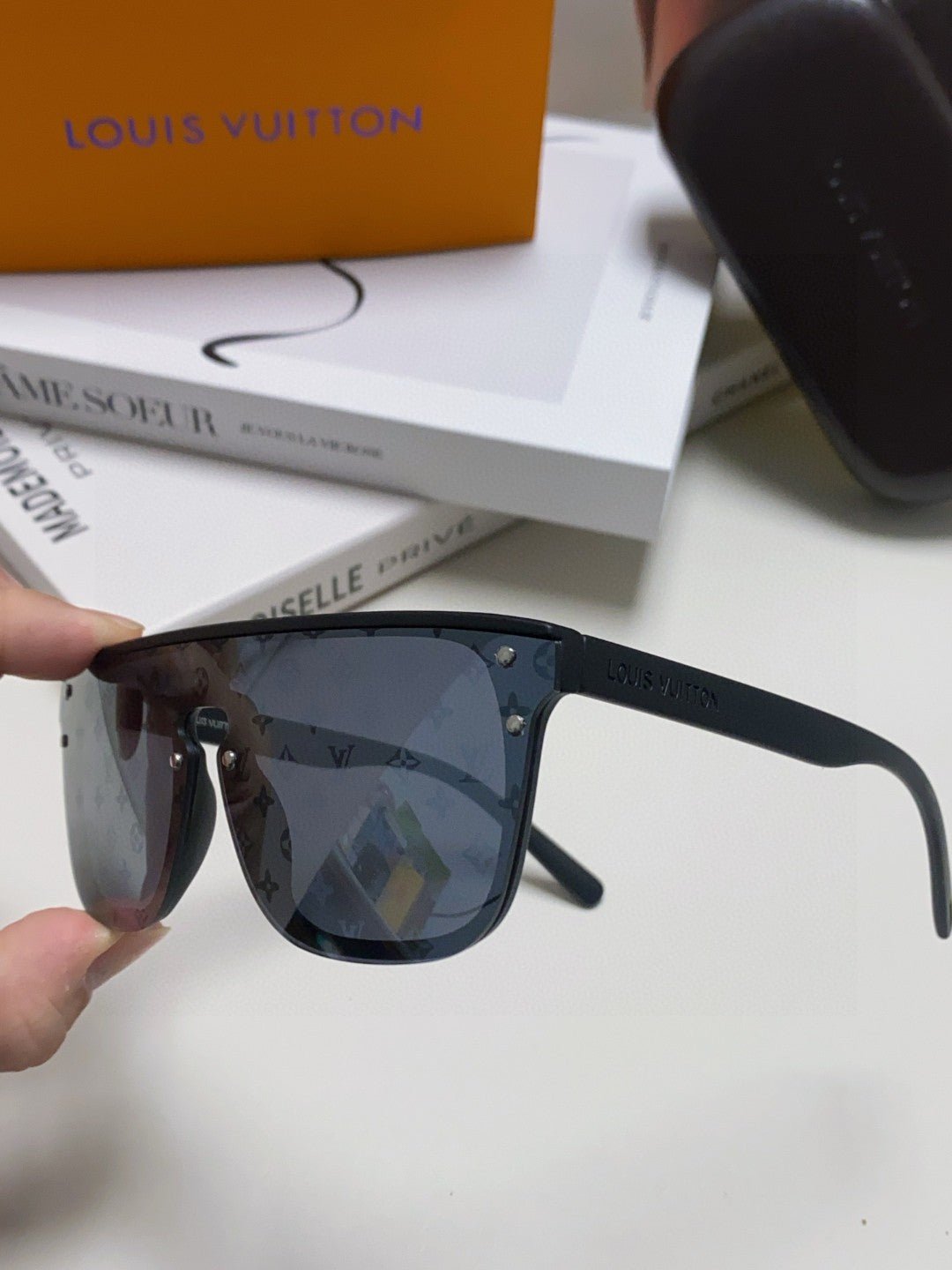 WAIMEA SUNGLASSES 581362 IN BLACK ACETATE MONOGRAM ON LENS - Image 3