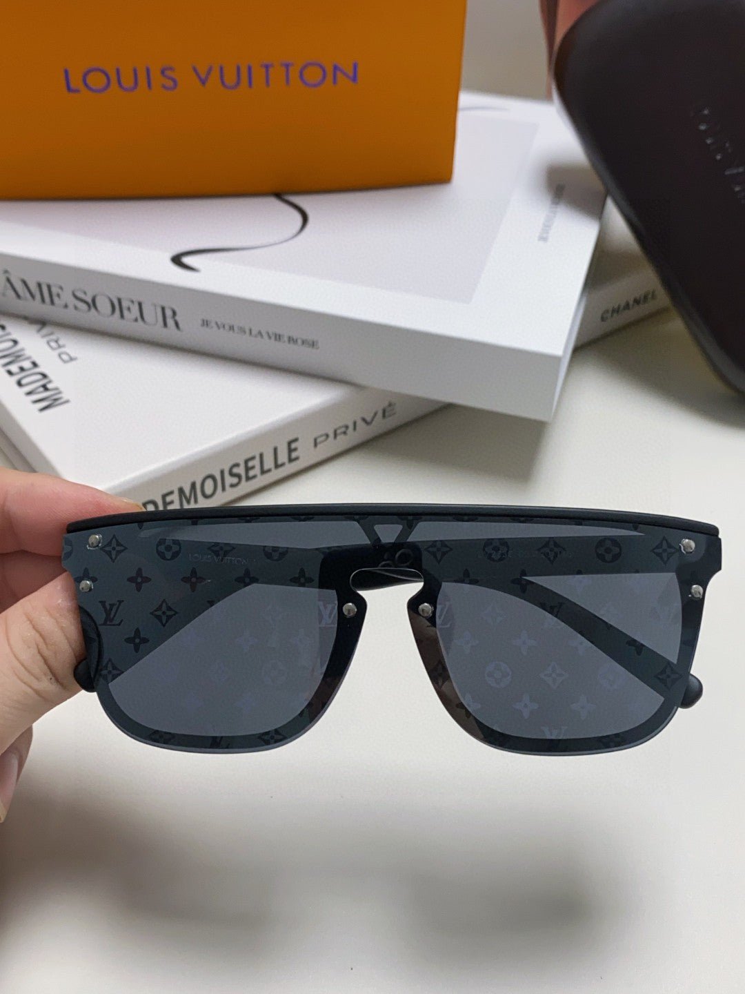 WAIMEA SUNGLASSES 581362 IN BLACK ACETATE MONOGRAM ON LENS - Image 4