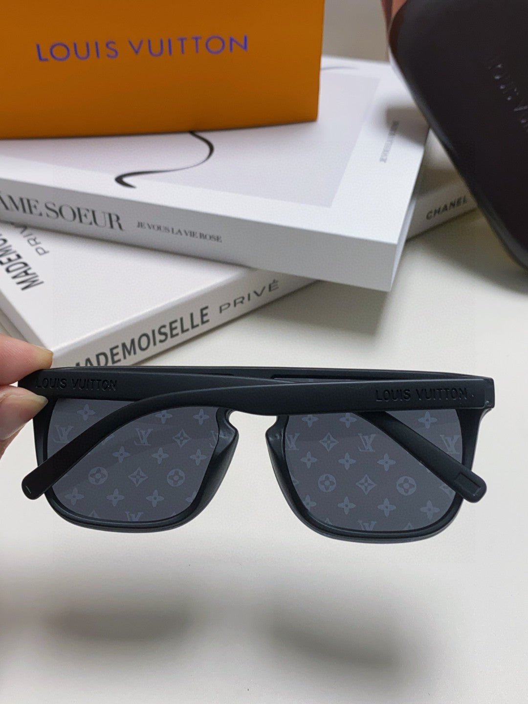 WAIMEA SUNGLASSES 581362 IN BLACK ACETATE MONOGRAM ON LENS - Image 5