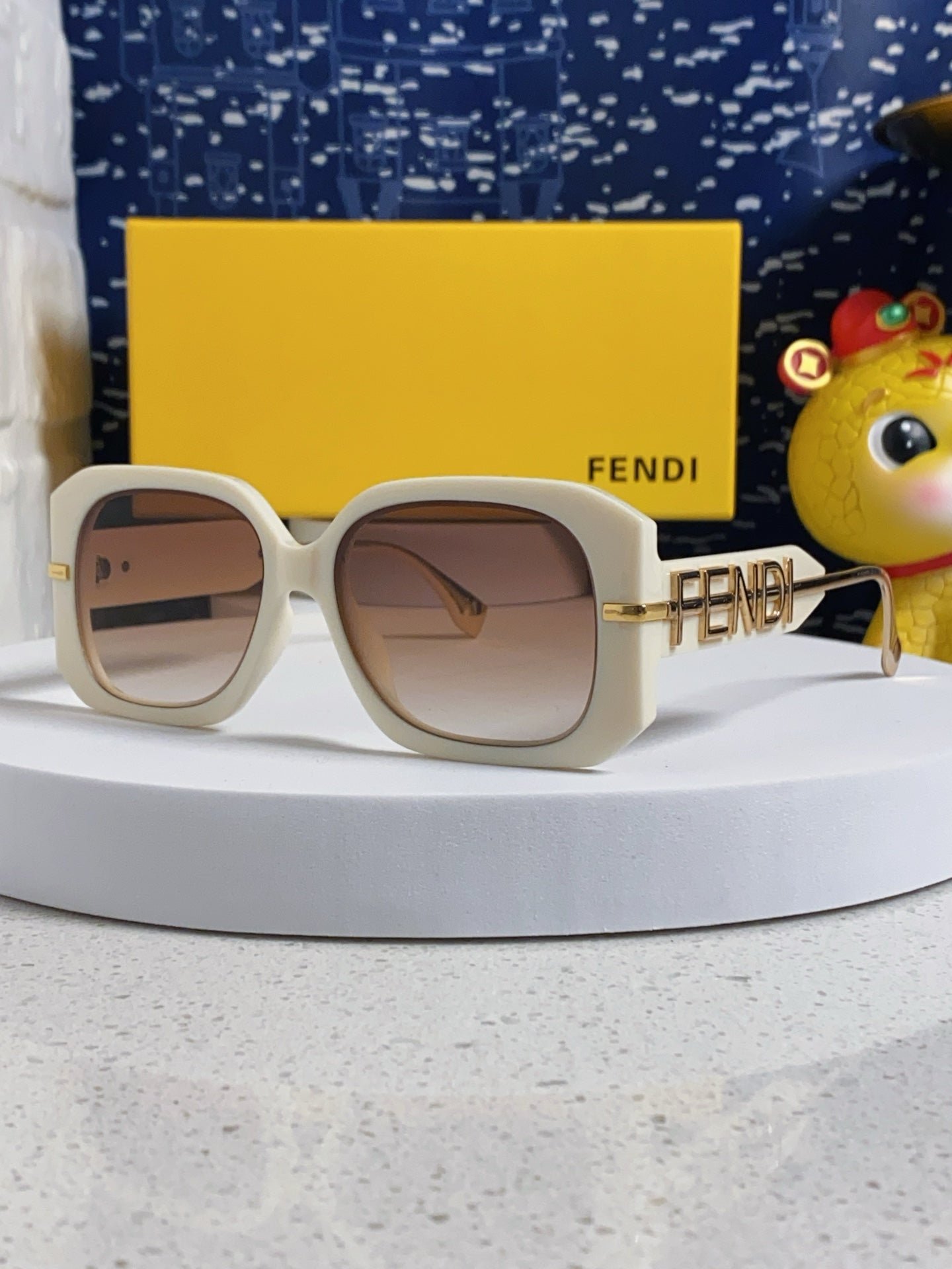 OVERSIZES FF DIAMONDS SQUARE SUNGLASSES 551639 IN ACETATE - Image 4