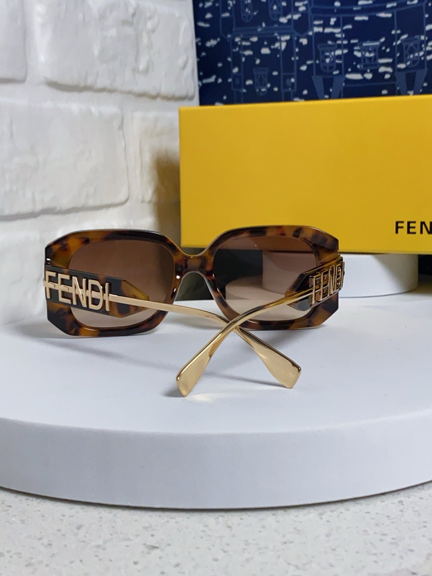 OVERSIZES FF DIAMONDS SQUARE SUNGLASSES 551639 IN ACETATE - Image 10
