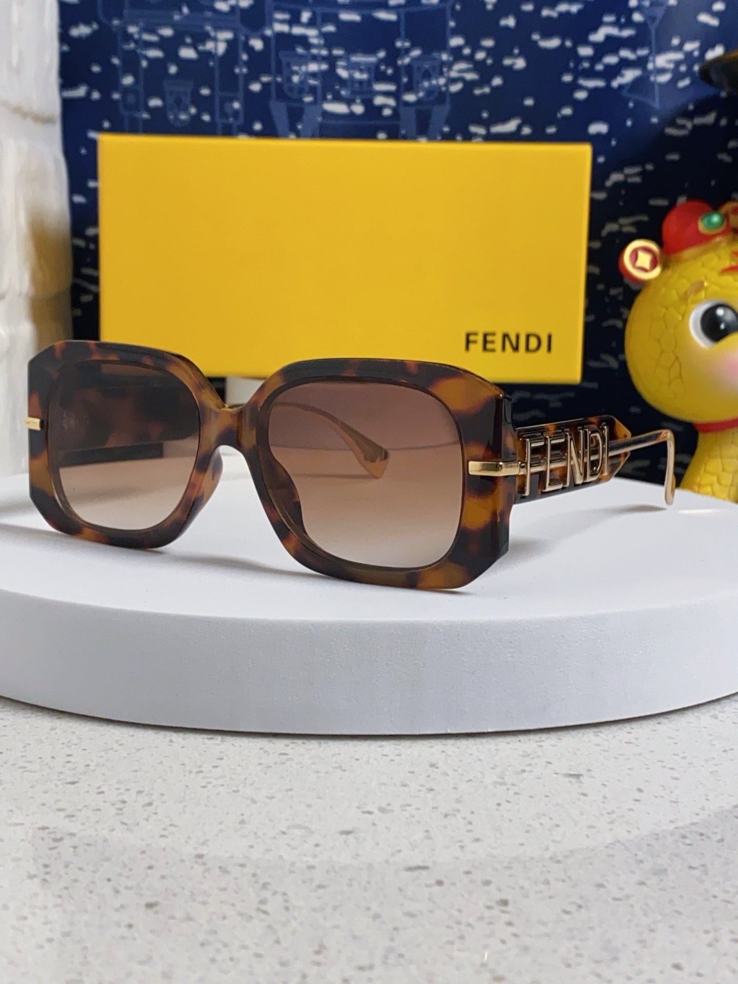 OVERSIZES FF DIAMONDS SQUARE SUNGLASSES 551639 IN ACETATE - Image 6