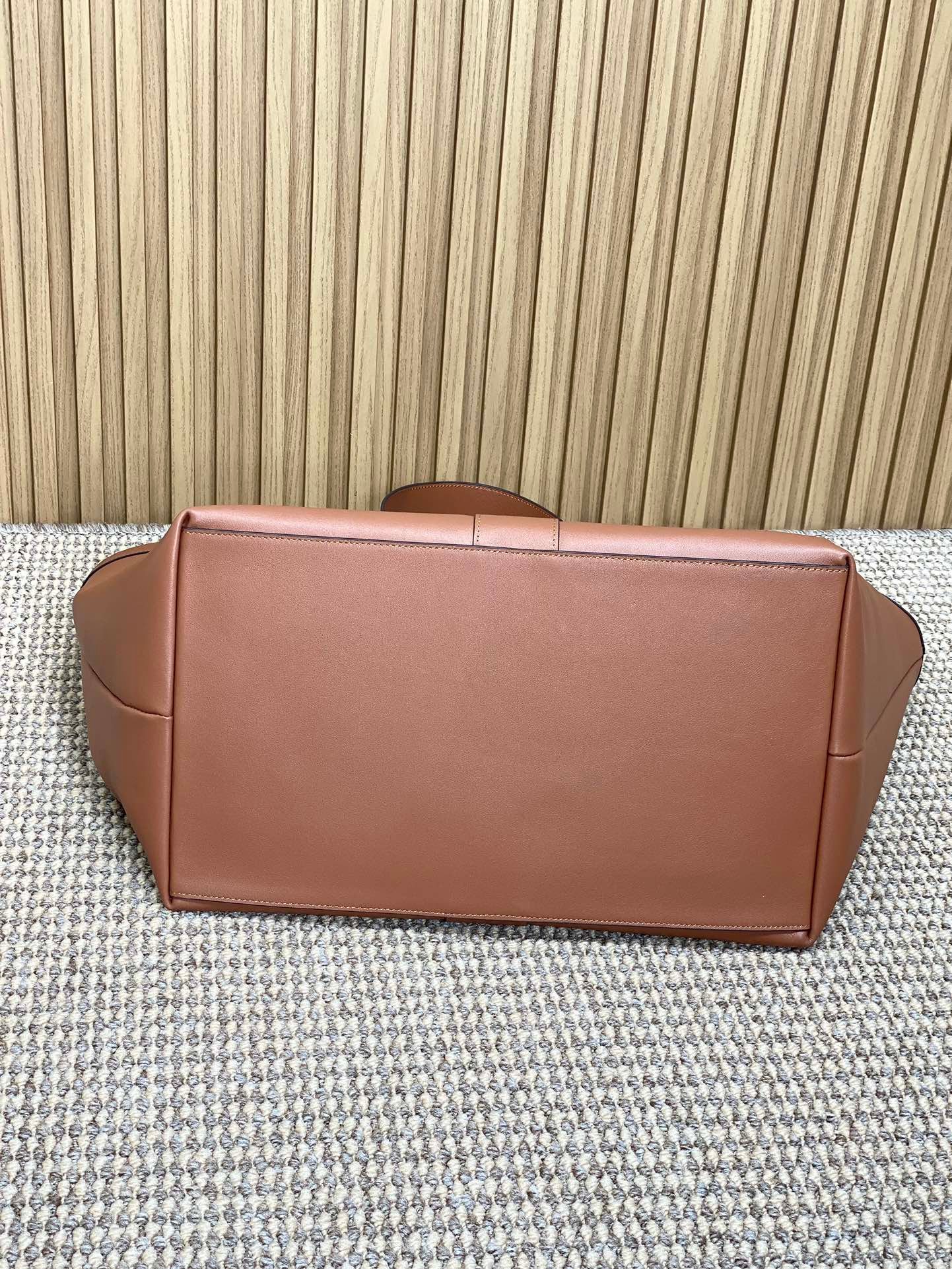 Y TOTE BAG 39 IN TAWNY BROWN CALFSKIN - Image 7