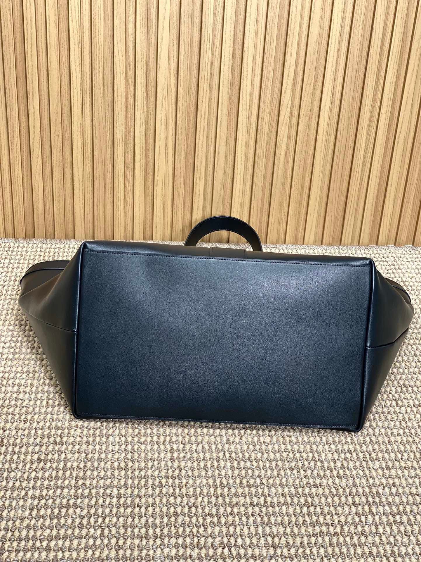Y TOTE BAG 39 IN BLACK CALFSKIN - Image 6