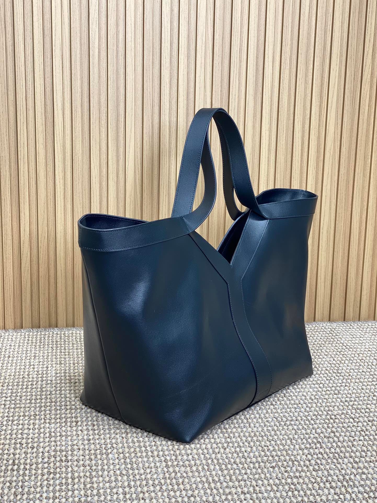 Y TOTE BAG 39 IN BLACK CALFSKIN - Image 9