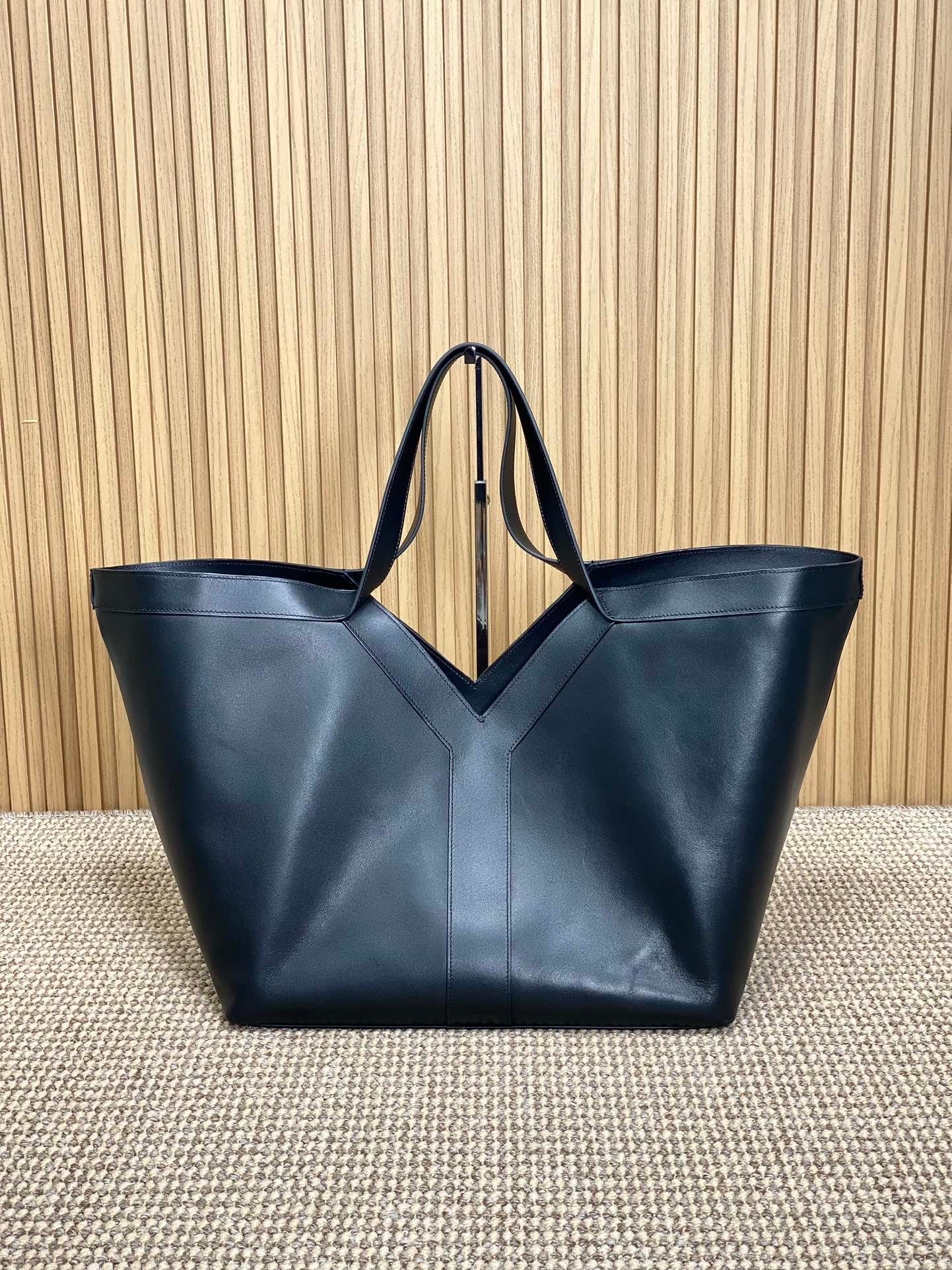 Y TOTE BAG 39 IN BLACK CALFSKIN - Image 2