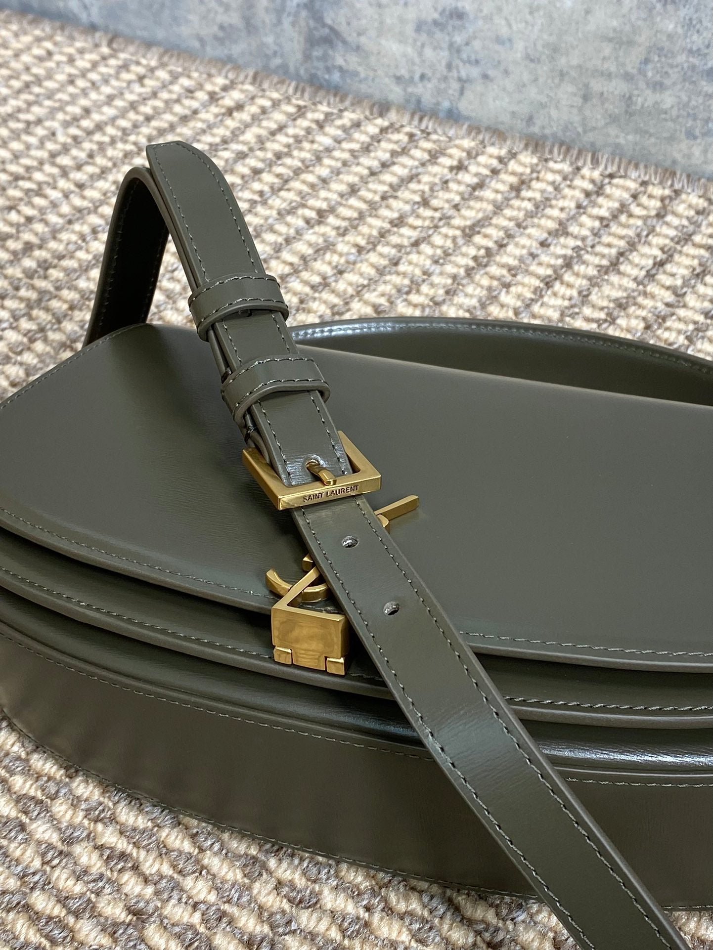 VOLTAIRE HALF-MOON SHOULDER BAG 24 IN DARK GREEN CALFSKIN GOLD METALLIC - Image 6