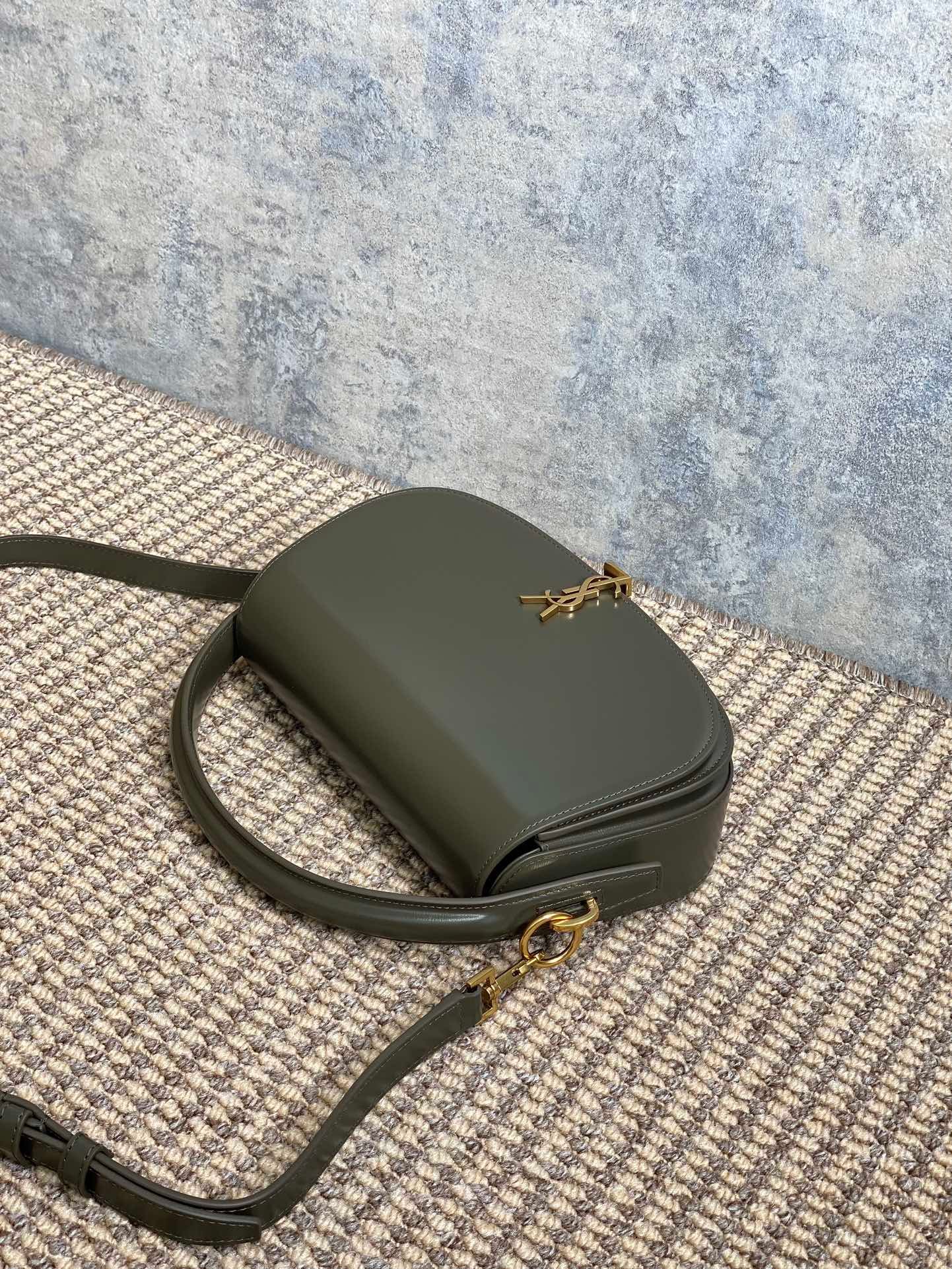 VOLTAIRE HALF-MOON SHOULDER BAG 24 IN DARK GREEN CALFSKIN GOLD METALLIC - Image 8