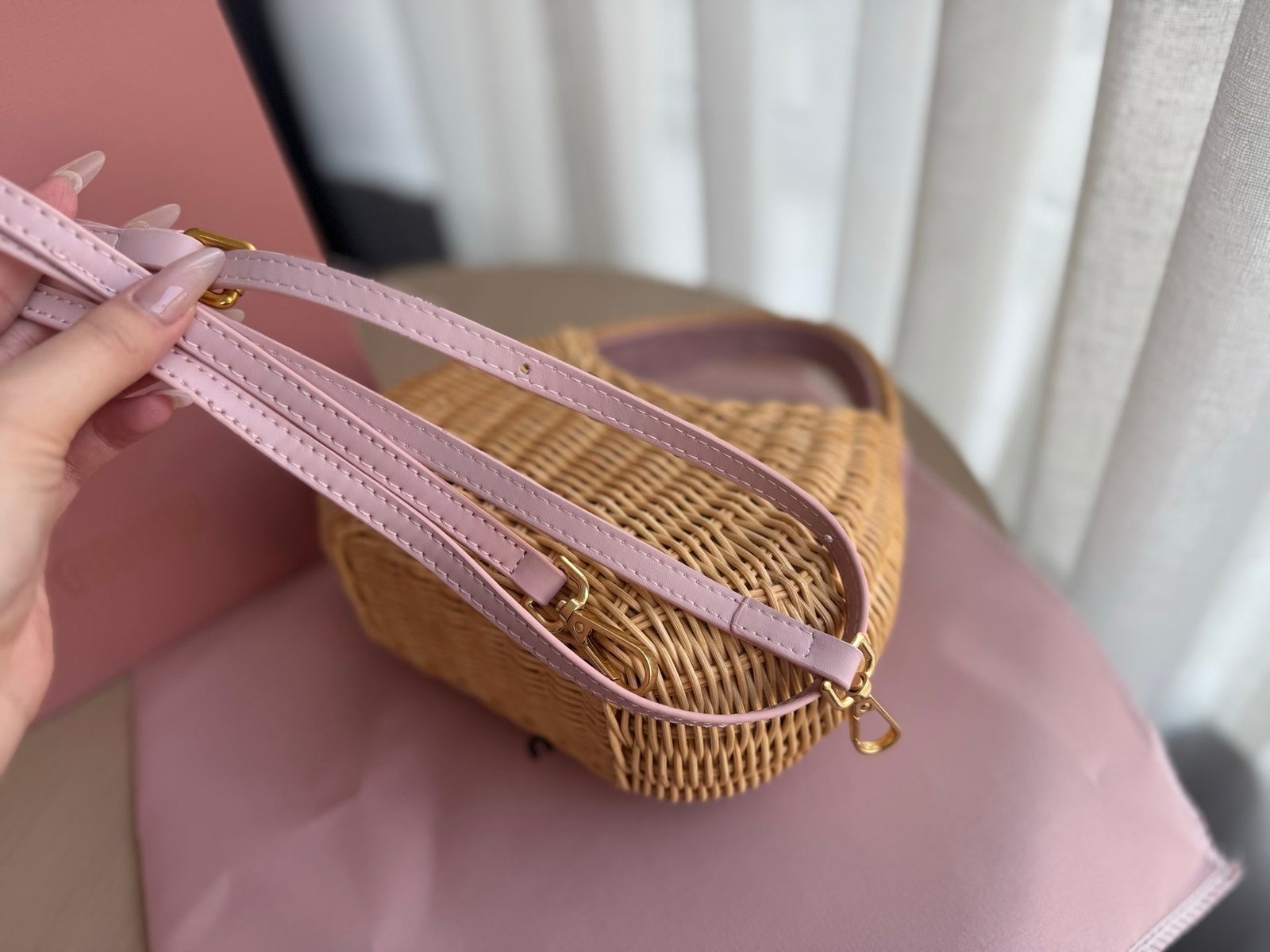 WANDER WICKER HOBO BAG 20 IN BROWN HANDWOVEN WITH PINK CALFSKIN LOGO - Image 3