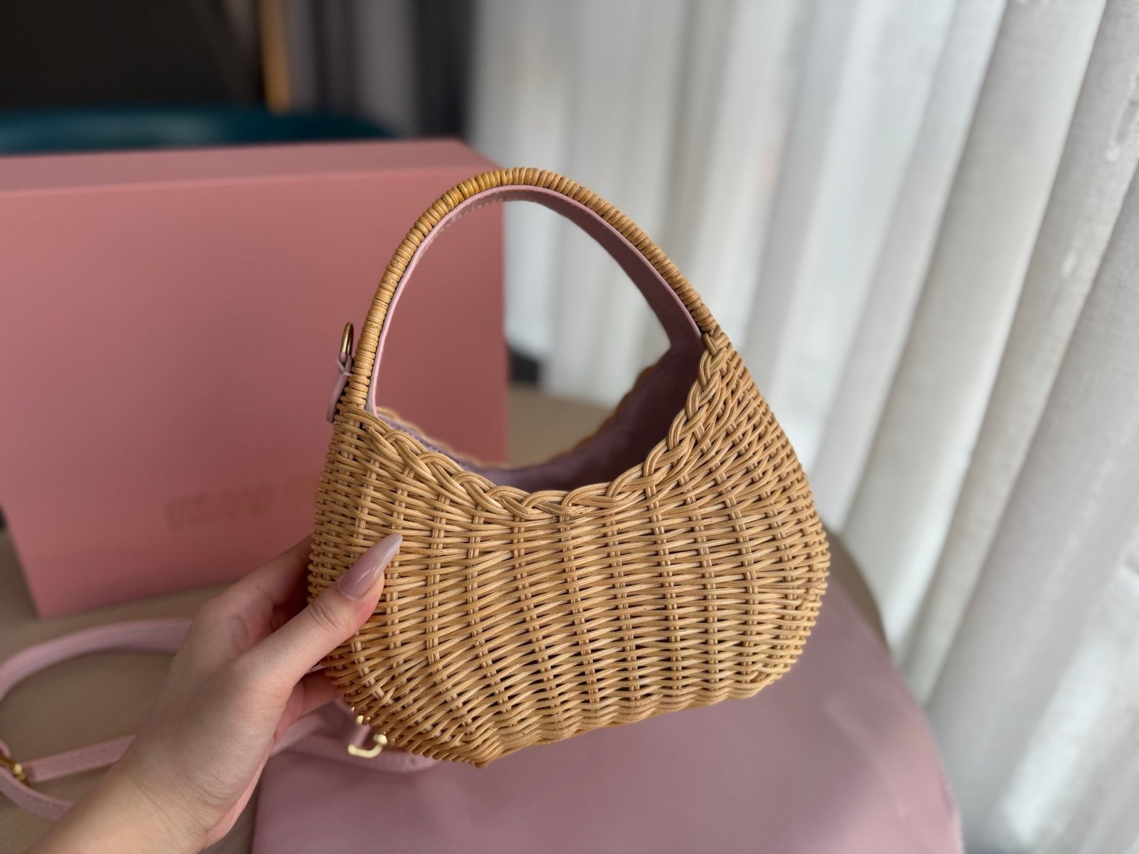 WANDER WICKER HOBO BAG 20 IN BROWN HANDWOVEN WITH PINK CALFSKIN LOGO - Image 5