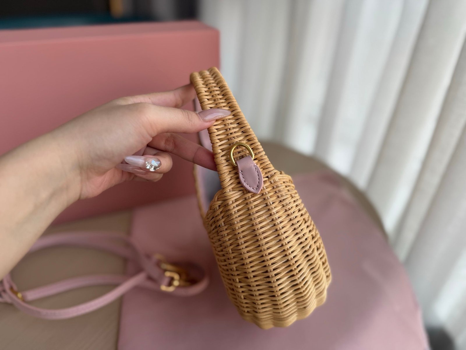 WANDER WICKER HOBO BAG 20 IN BROWN HANDWOVEN WITH PINK CALFSKIN LOGO - Image 8