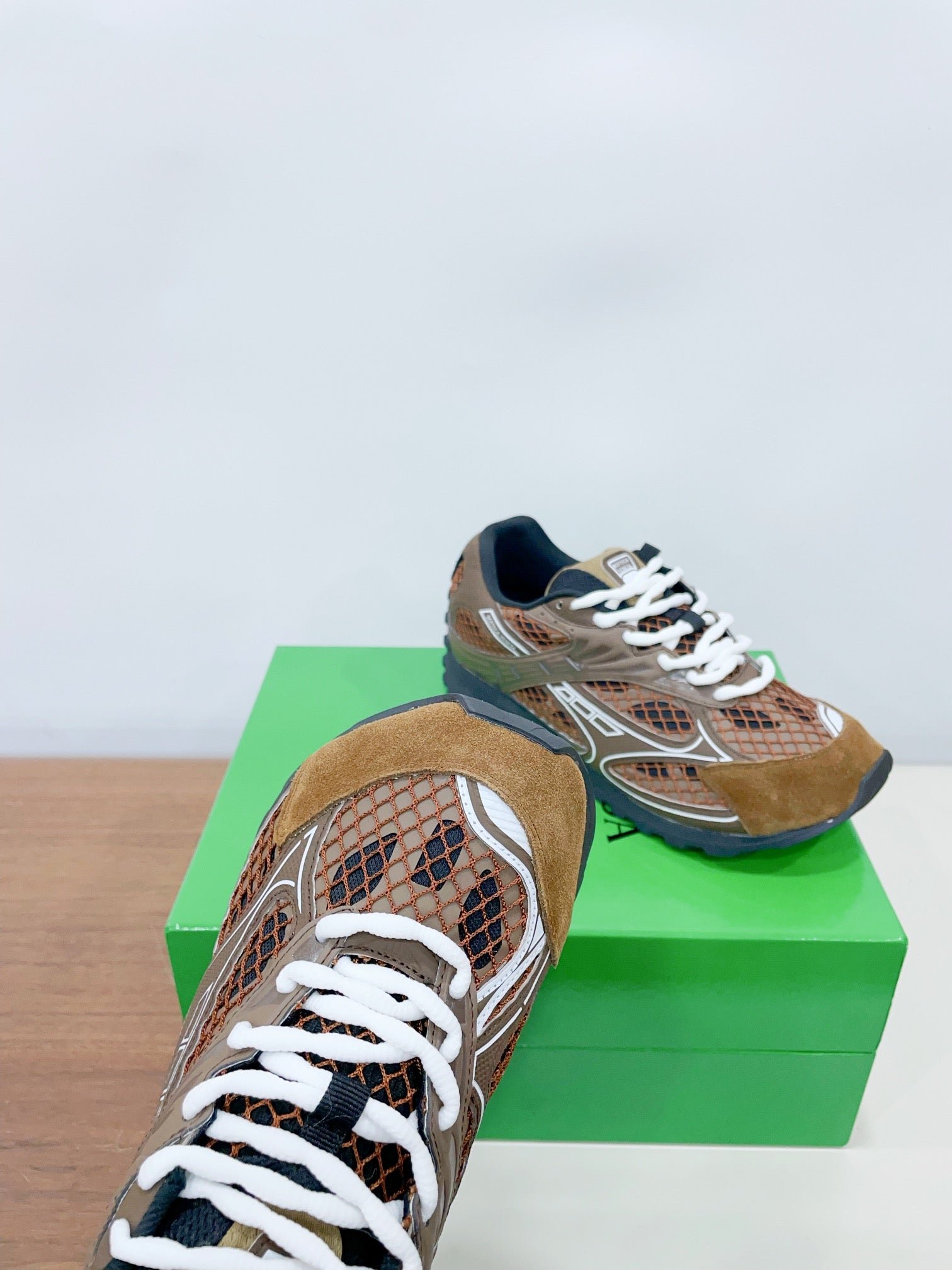 ORBIT SNEAKER IN CHOCOLATE BROWN SUEDE AND METALLIC MESH - Image 7