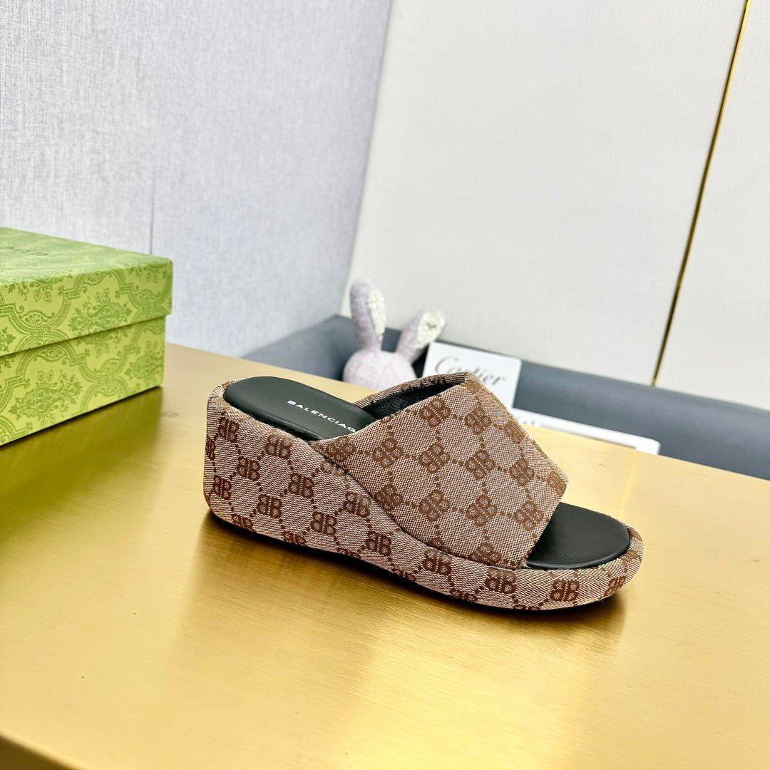 WEDGE SANDALS IN LIGHT BROWN MONOGRAM JACQUARD FABRIC - Image 2