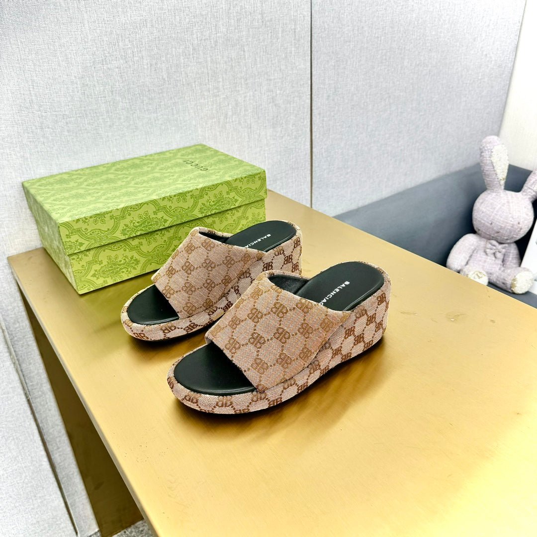 WEDGE SANDALS IN LIGHT BROWN MONOGRAM JACQUARD FABRIC - Image 3