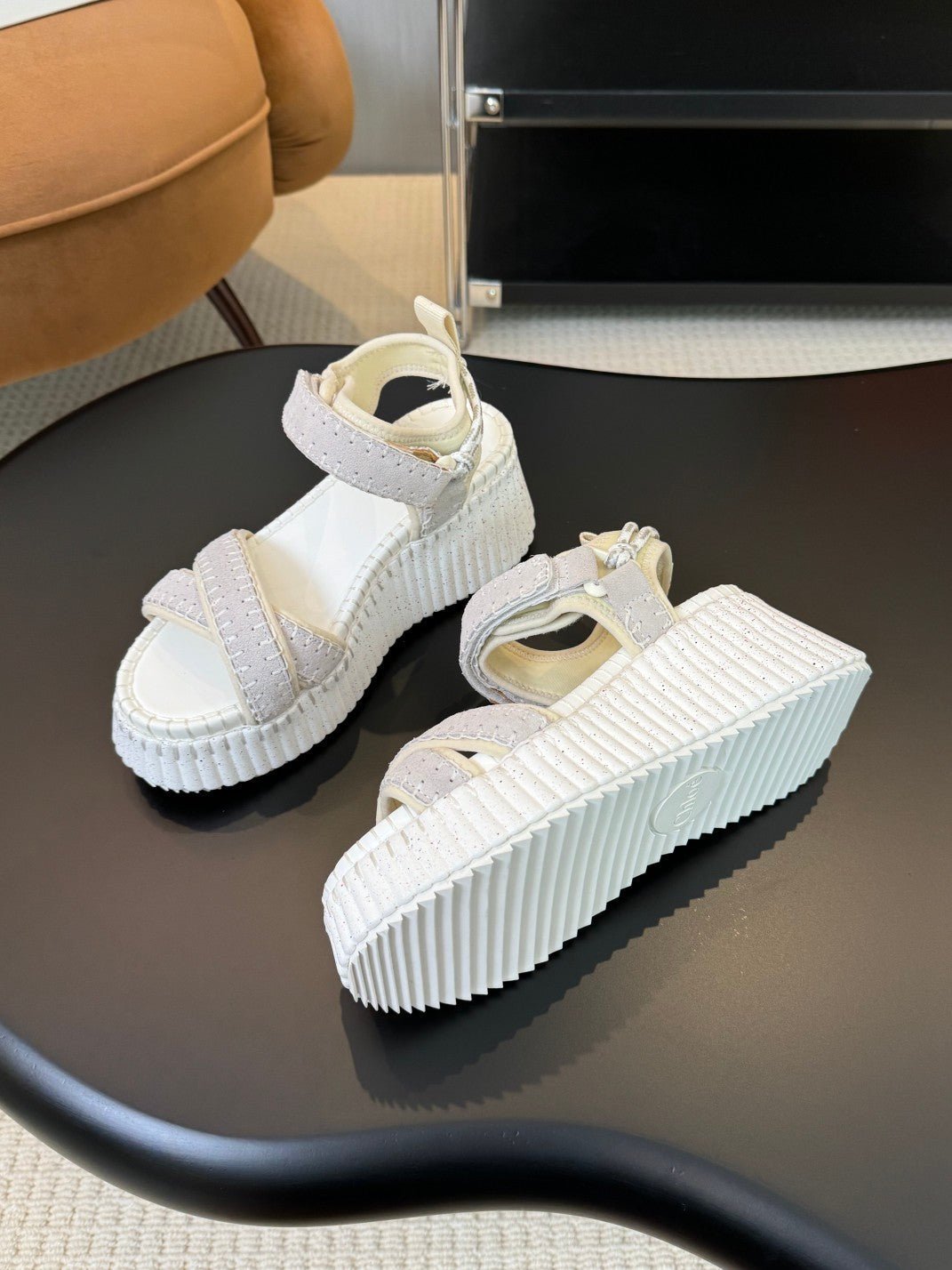 NAMA WEDGE SANDAL 8 CM IN PASTEL GREY SUEDE AND WHITE RUBBER - Image 9