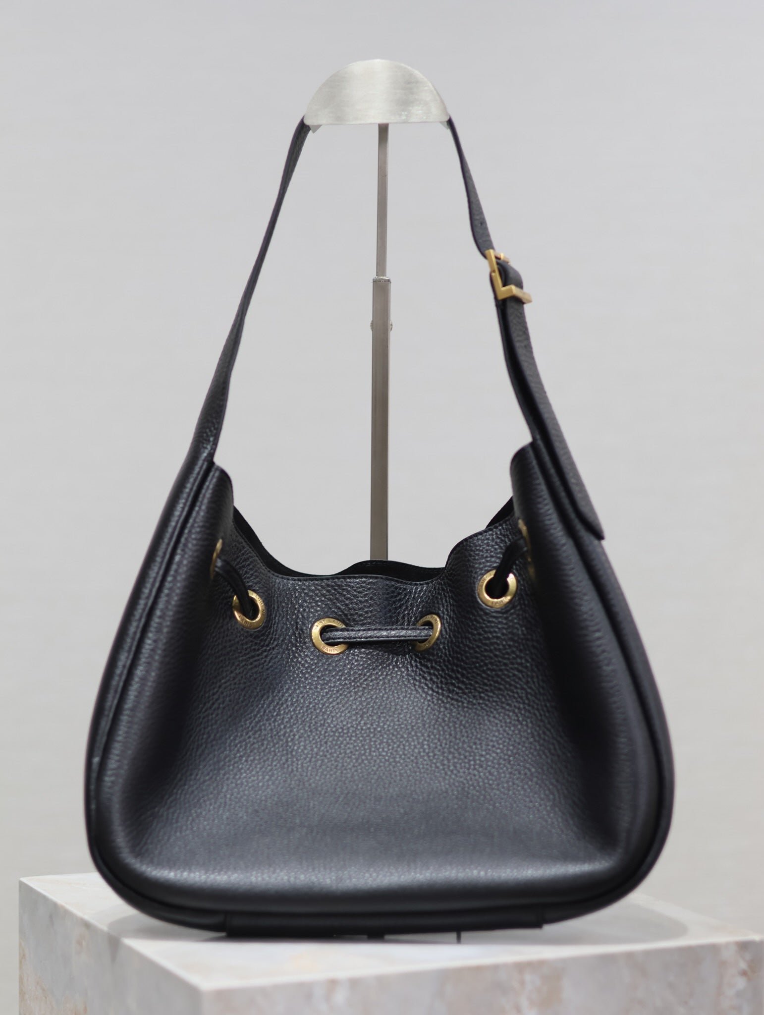 PARIS VII SMALL HOBO 30 IN BLACK GRAINED LEATHER GOLD HARDWARE - Image 3