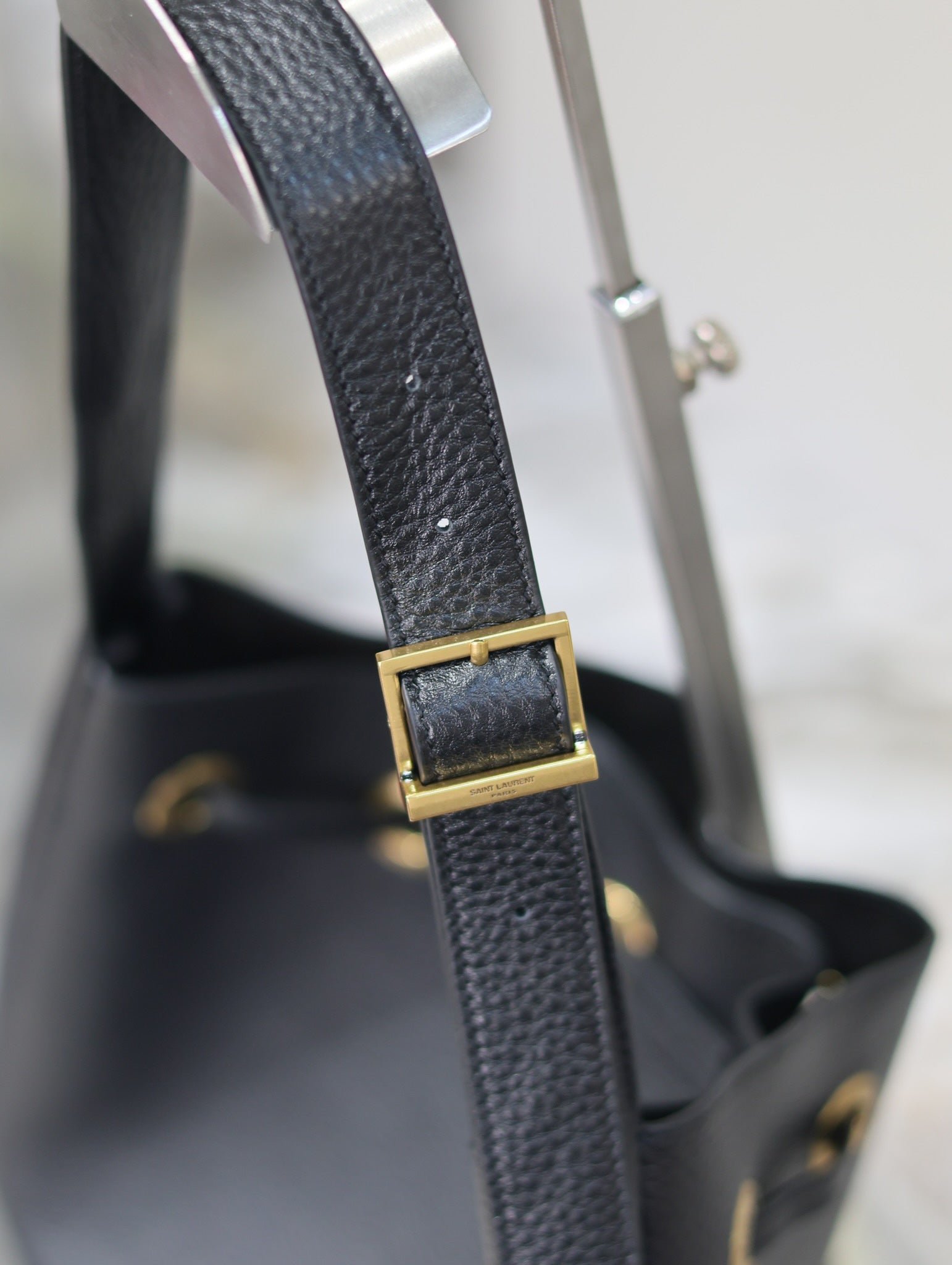 PARIS VII SMALL HOBO 30 IN BLACK GRAINED LEATHER GOLD HARDWARE - Image 4