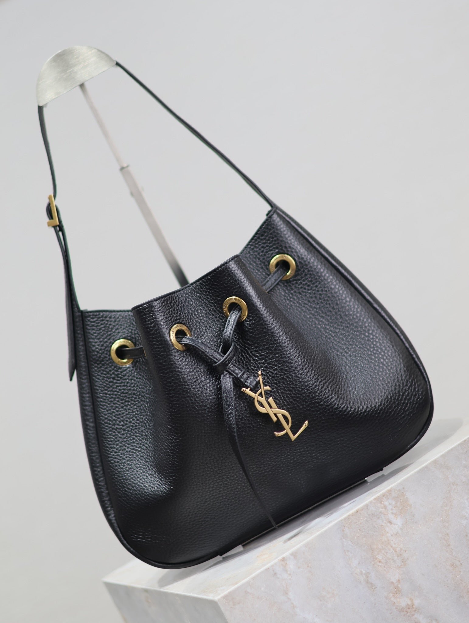 PARIS VII SMALL HOBO 30 IN BLACK GRAINED LEATHER GOLD HARDWARE - Image 6