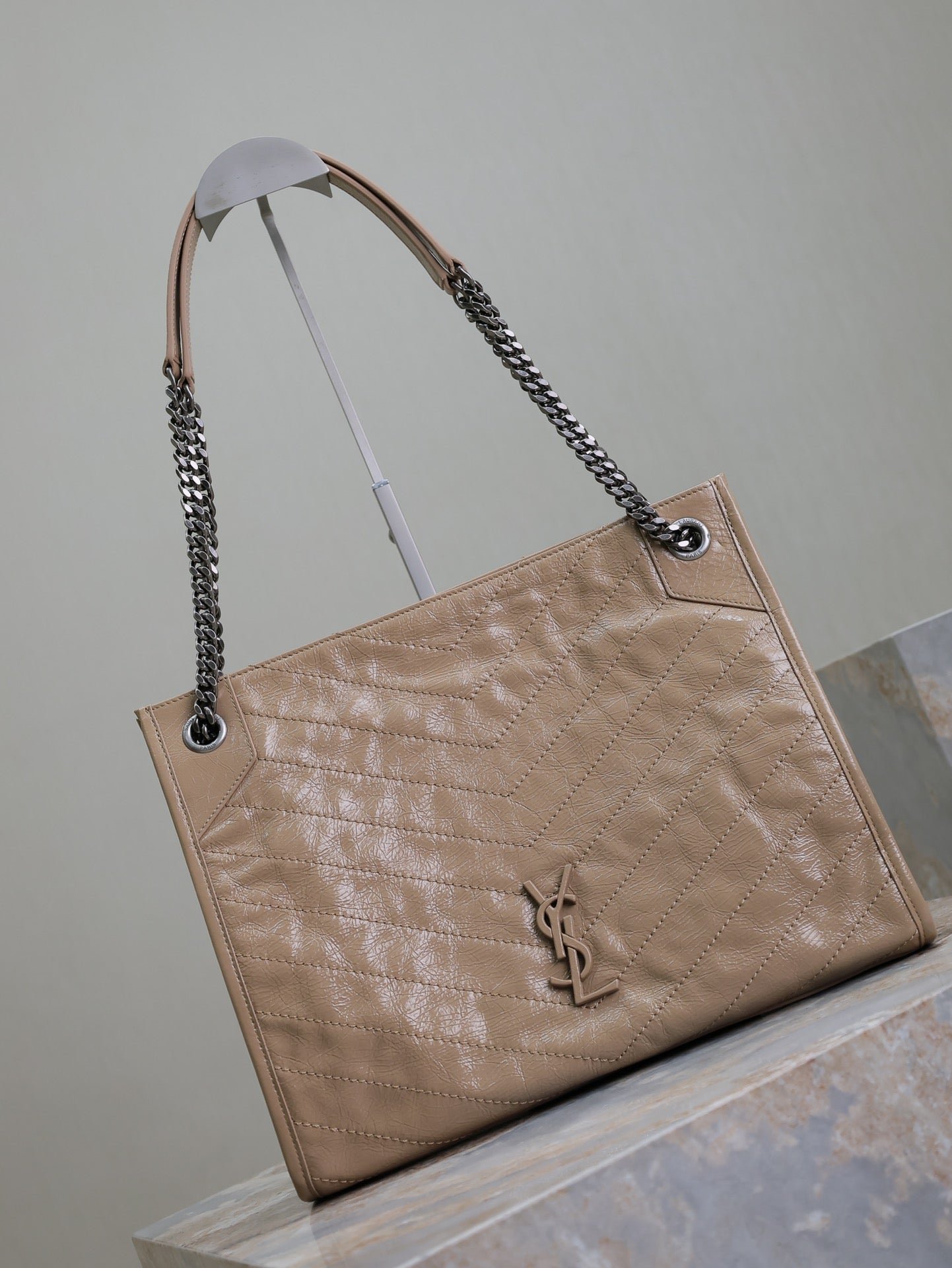 NIKI SHOPPING BAG 33 IN LIGHT BROWN CRUMPLED CALFSKIN - Image 4