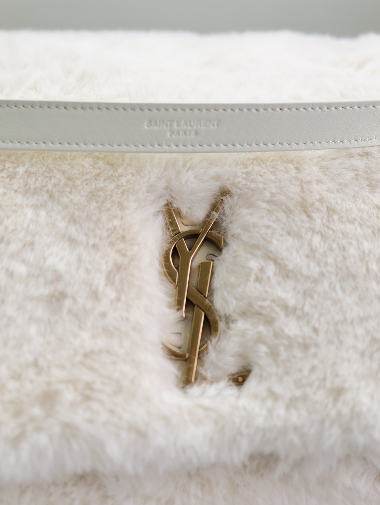 NIKI LARGE 32 IN WHITE RABBIT FUR GOLD HARDWARE - Image 5