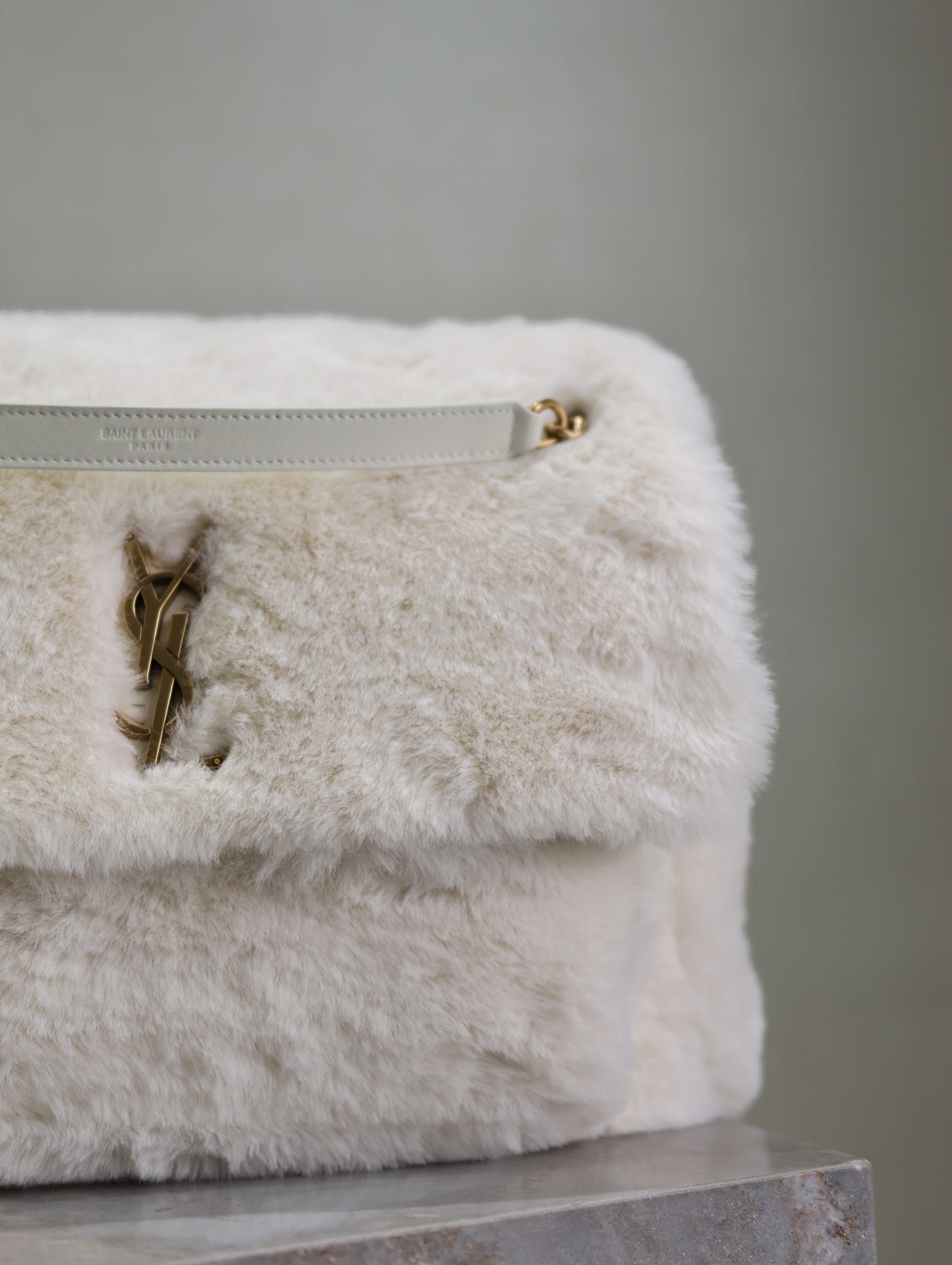 NIKI LARGE 32 IN WHITE RABBIT FUR GOLD HARDWARE - Image 9