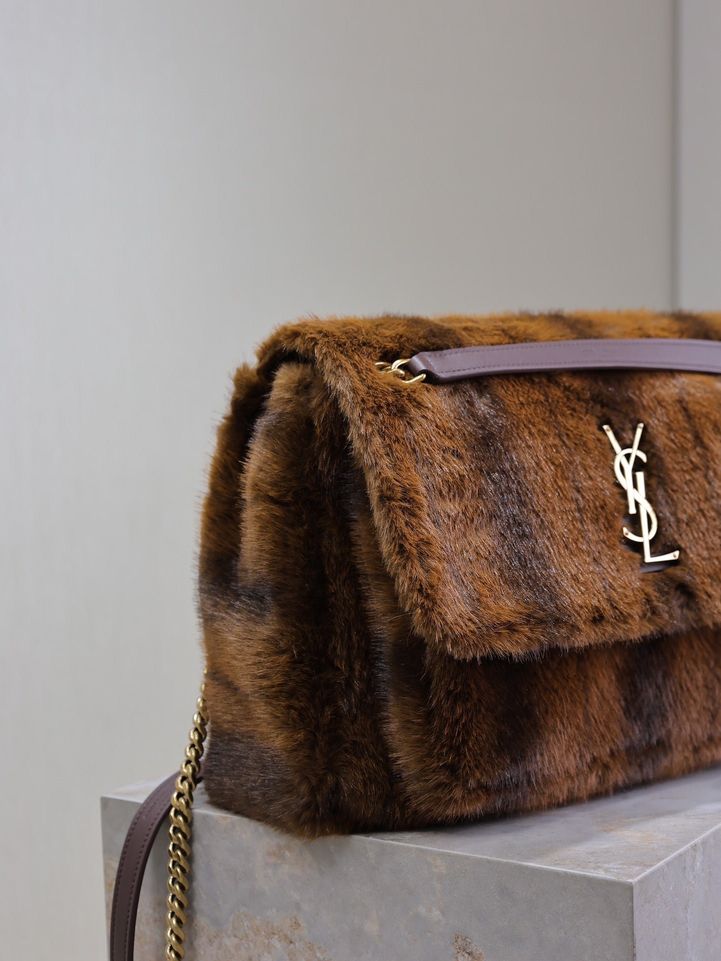 NIKI LARGE 32 IN COFFE BROWN MINK FUR GOLD HARDWARE - Image 2