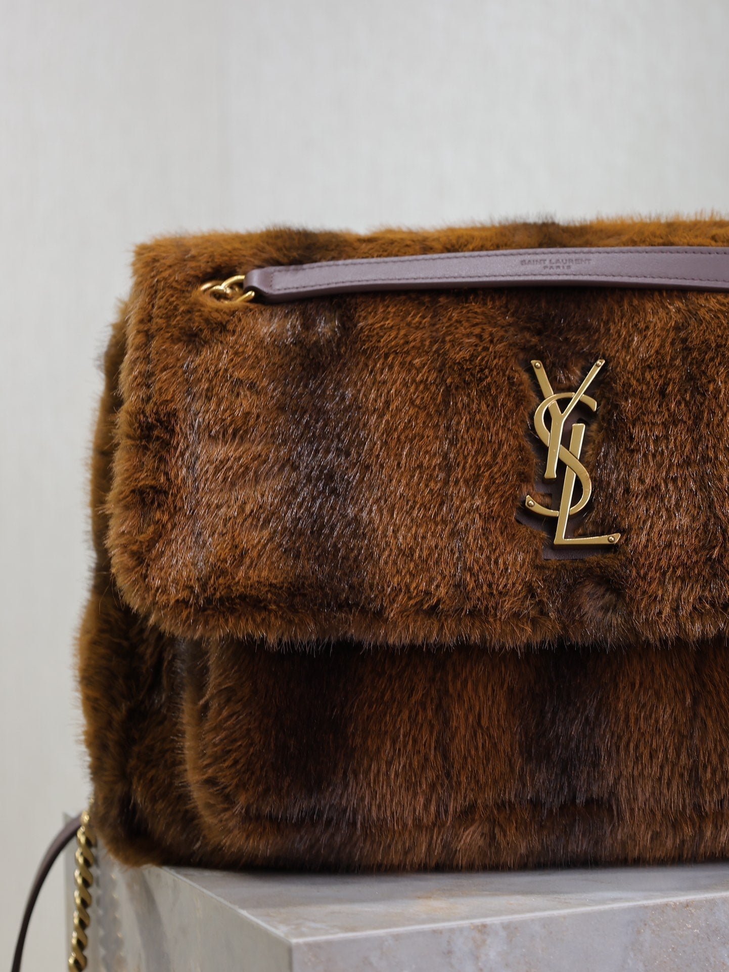NIKI LARGE 32 IN COFFE BROWN MINK FUR GOLD HARDWARE - Image 3