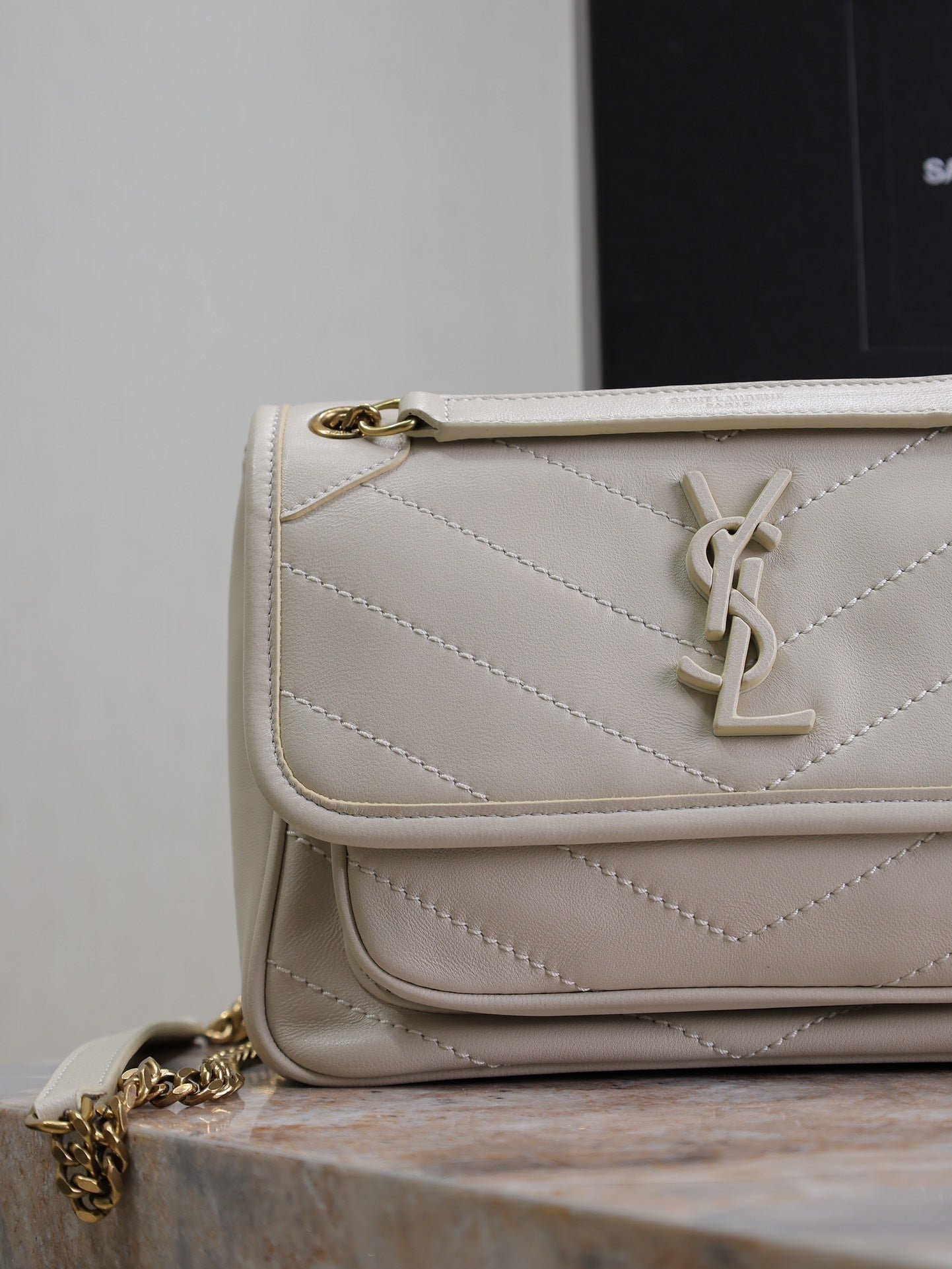 NIKI BABY 22 IN RICE WHITE LAMBSKIN GOLD CHAIN - Image 6